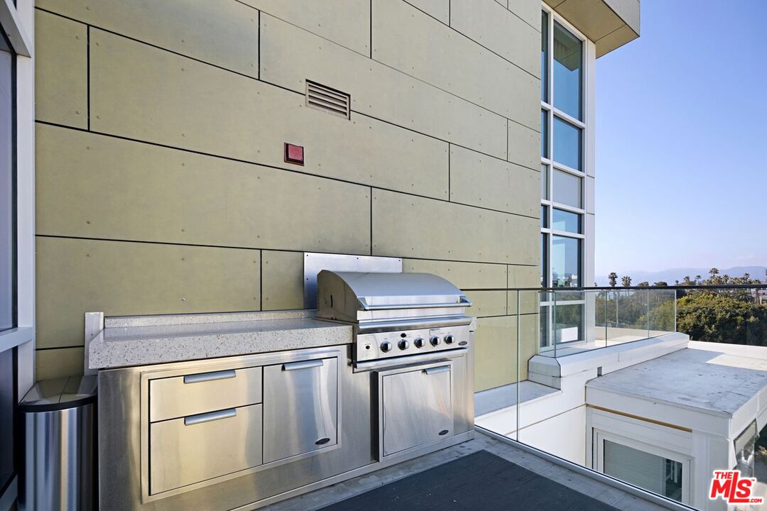 Santa Monica, California, 90401, United States, 2 Bedrooms Bedrooms, ,2 BathroomsBathrooms,Residential,For Sale,2001911