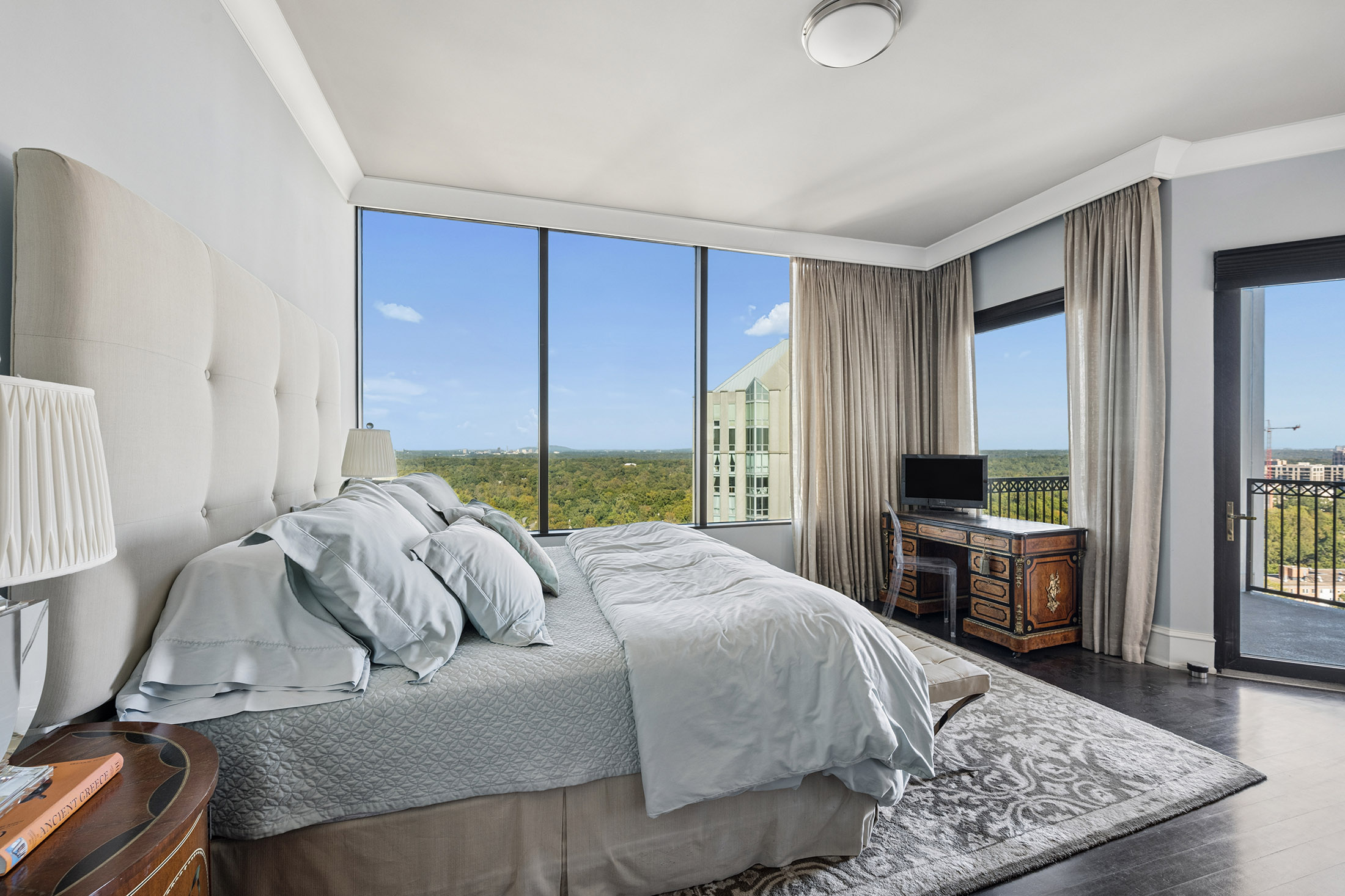  Exceptional Space, Skyline Views, and an Unbeatable Buckhead Location - 物件實景