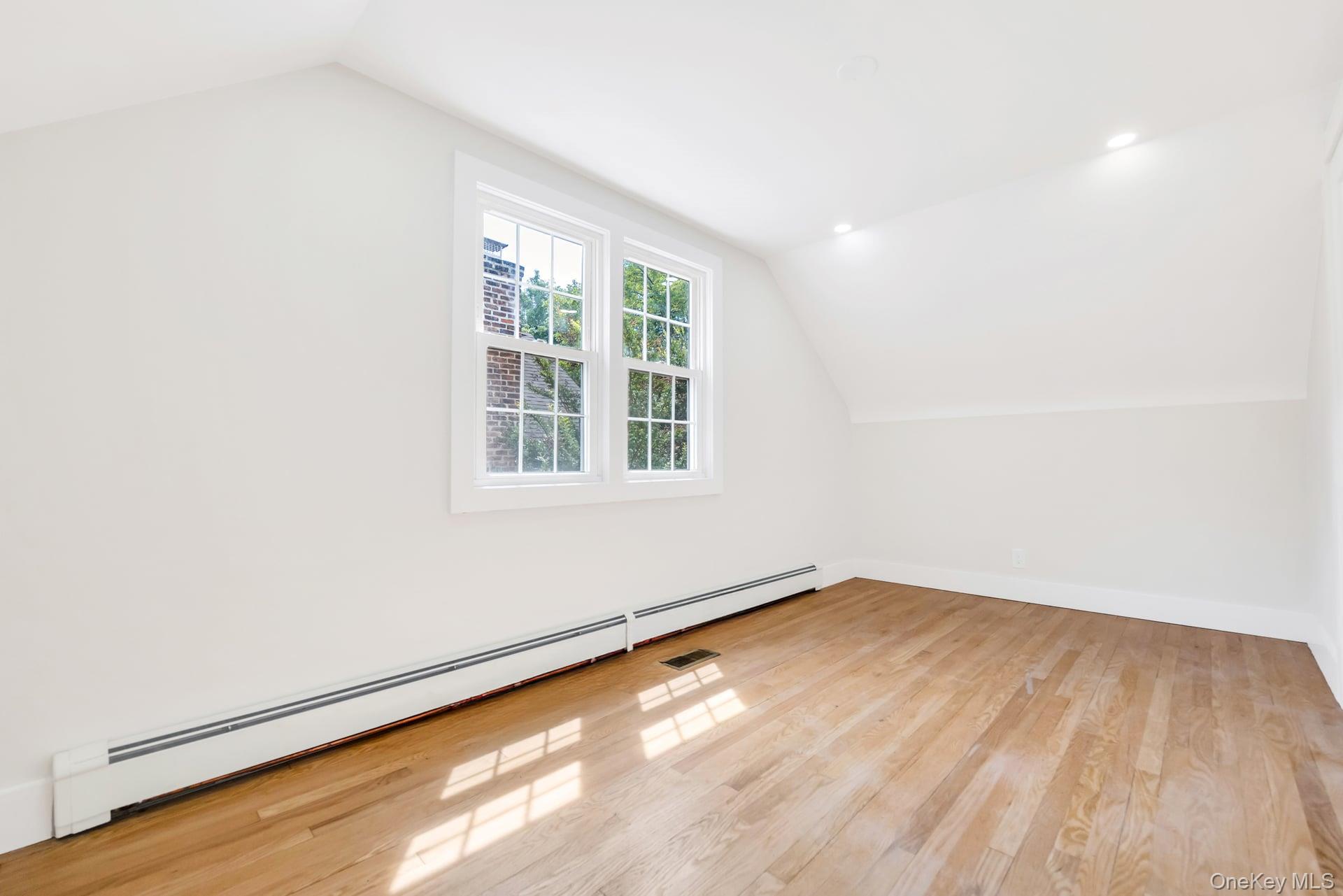 Port Washington, New York, 11050, United States, 3 Bedrooms Bedrooms, ,2 BathroomsBathrooms,Residential,For Sale,1882705