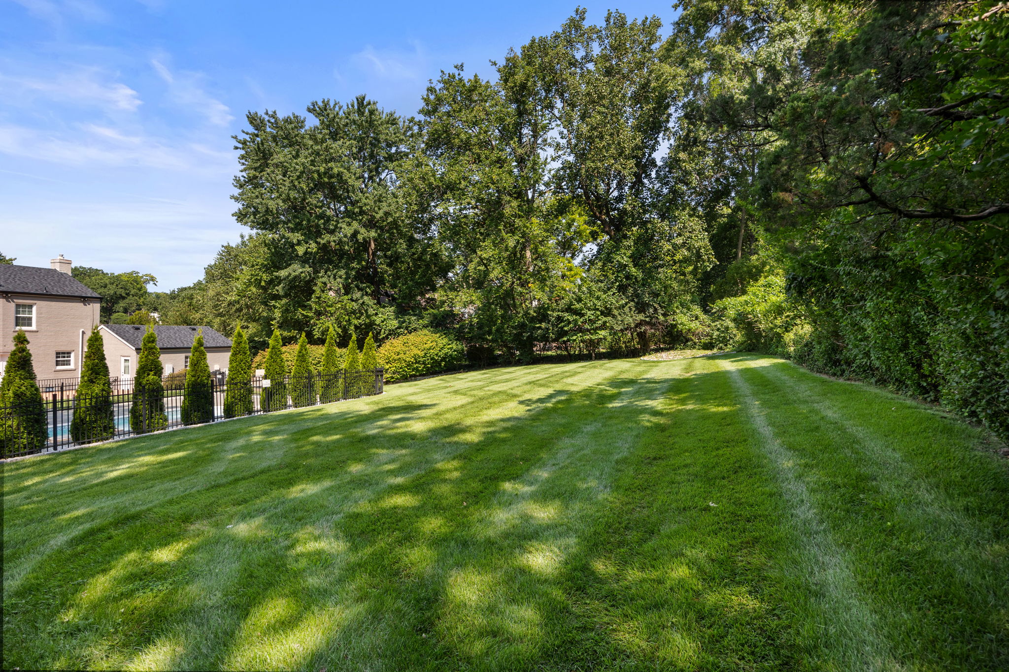  This classic Berkshire home offers curb appeal galore - 物件實景