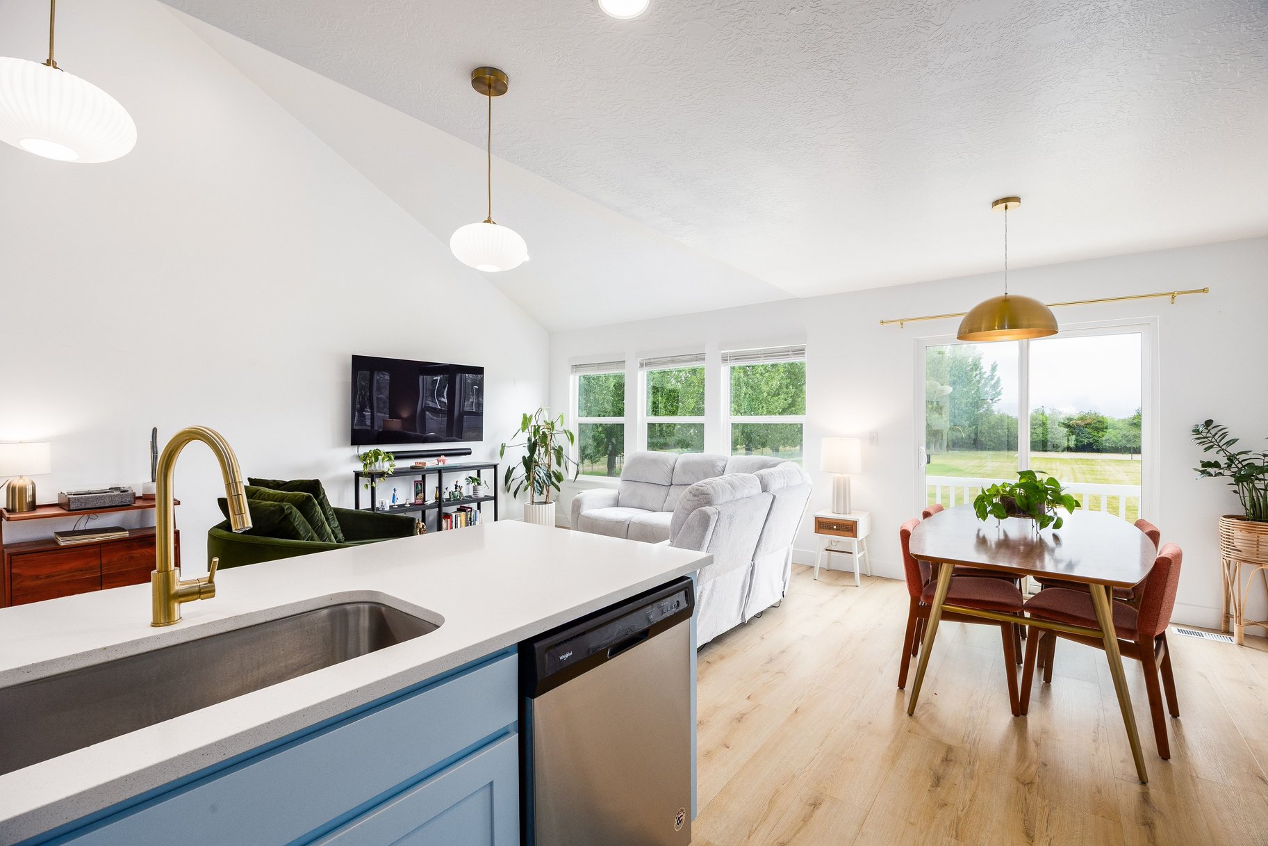  Meticulously Maintained End-Unit Townhome - 物件實景