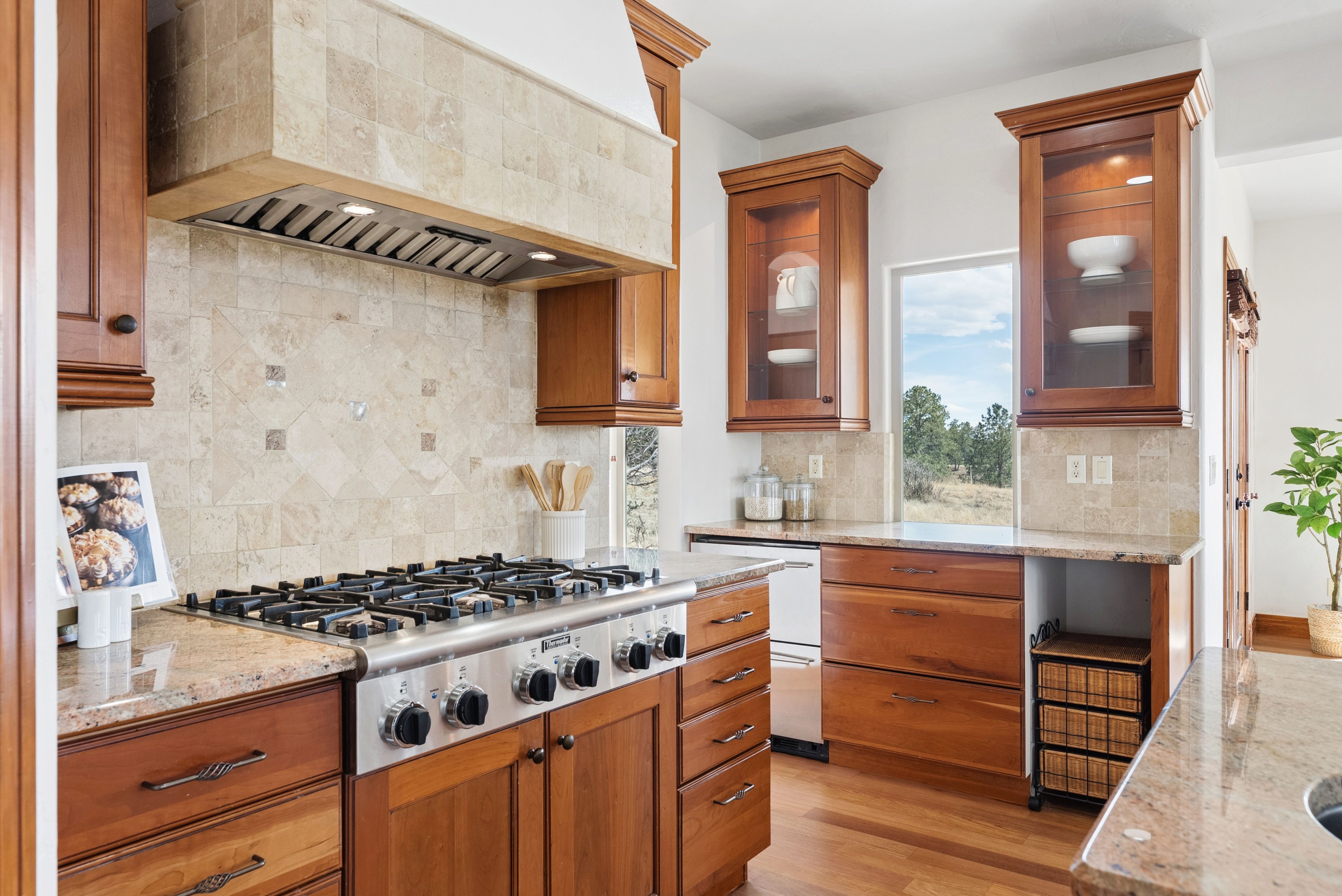  Set high on a hill in The Timbers and backing to open space - 物件實景