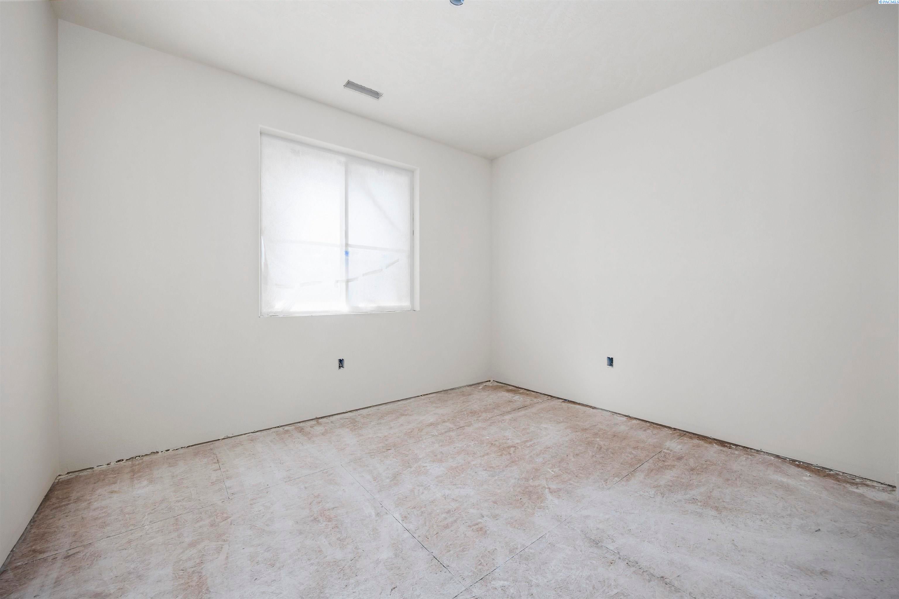 Kennewick, Washington, 99337, United States, 4 Bedrooms Bedrooms, ,1 BathroomBathrooms,Residential,For Sale,1980890