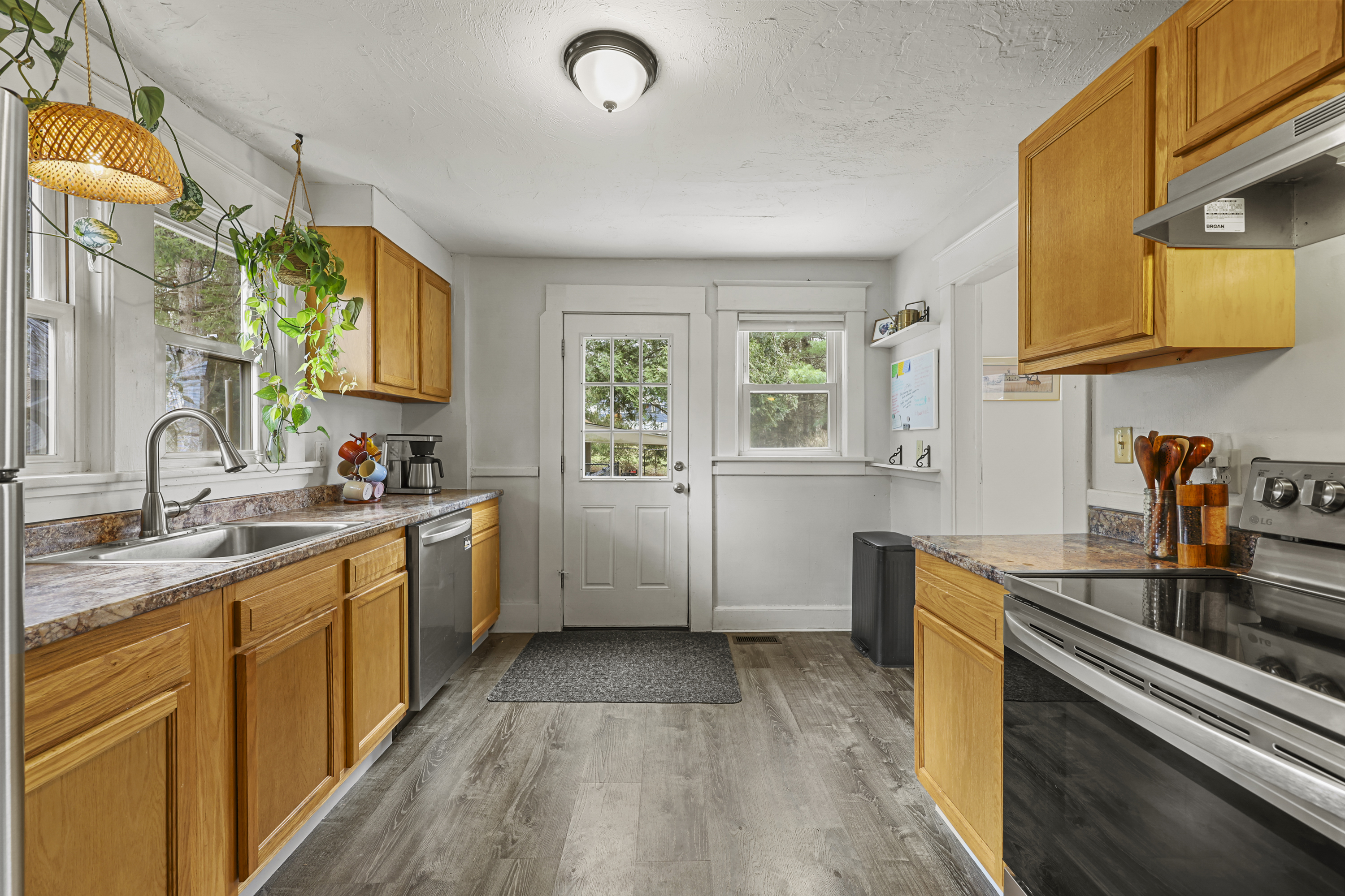  Sunlit, Well-Kept Home with Easy Flow and Quiet Setting - 物件實景