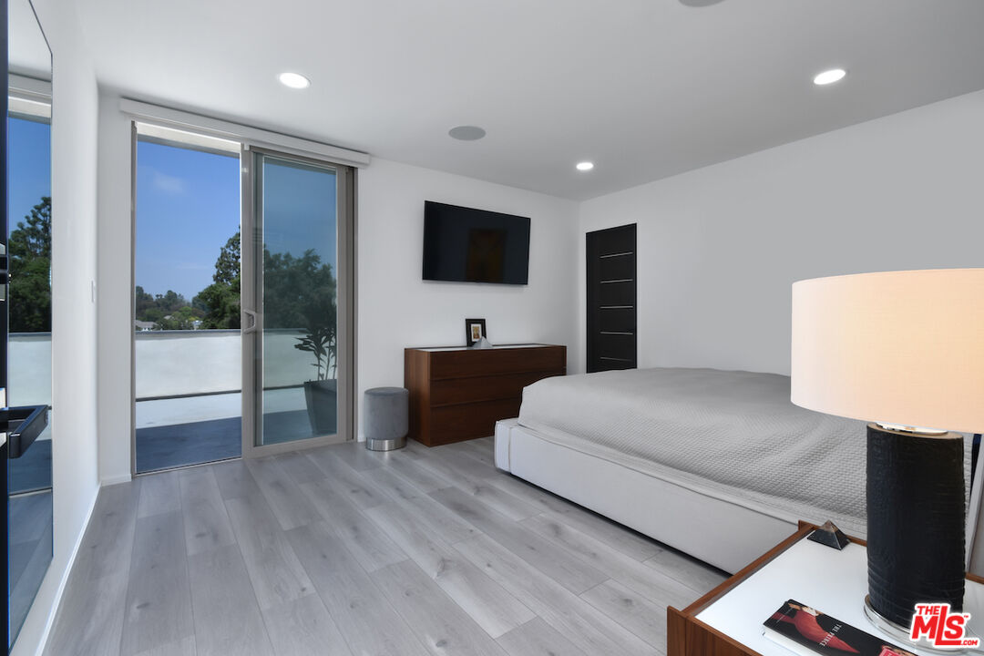 Sherman Oaks, California, 91403, United States, 4 Bedrooms Bedrooms, ,4 BathroomsBathrooms,Residential,For Sale,1794454