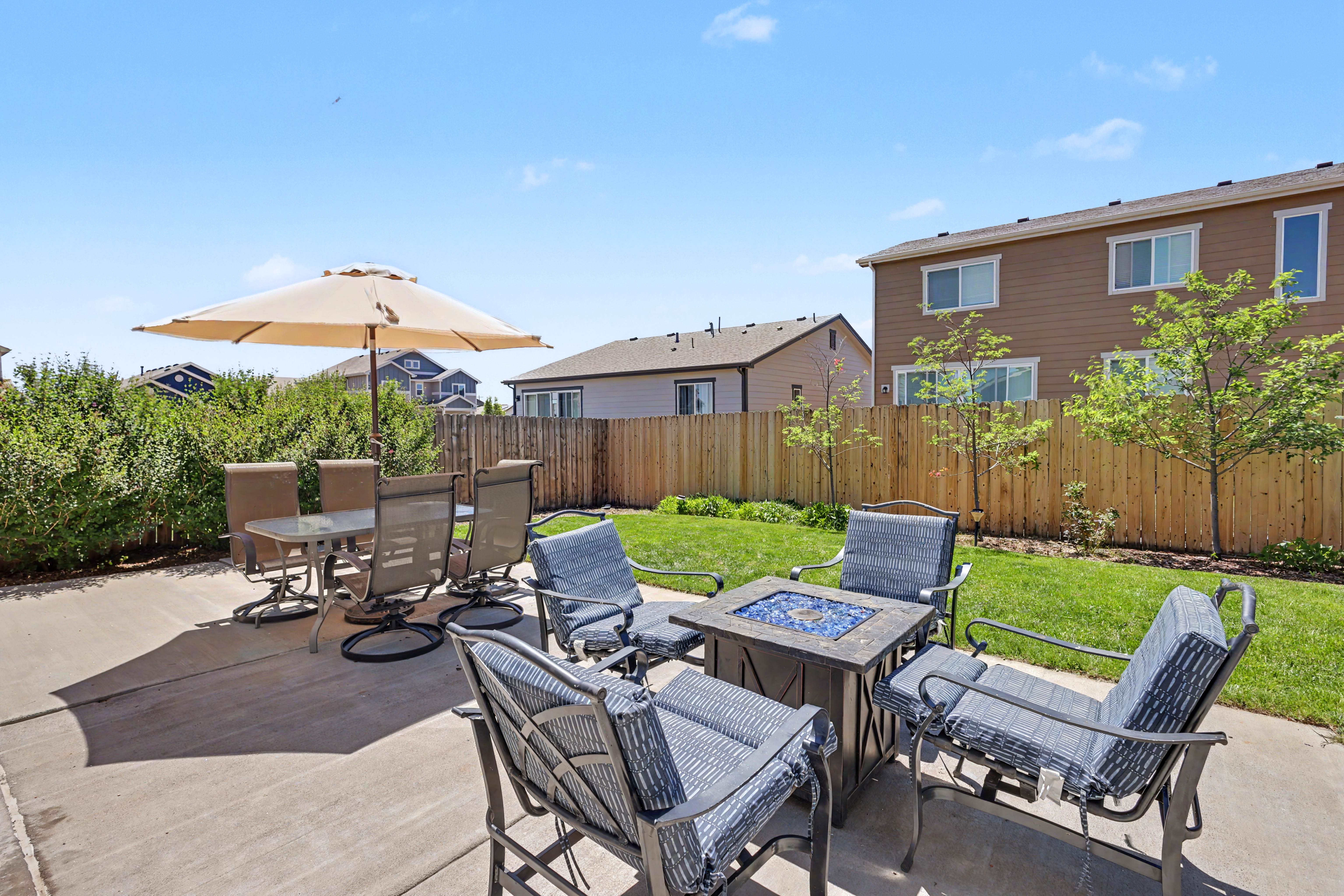  Main Level Living + Spacious Outdoor Space - 物件實景
