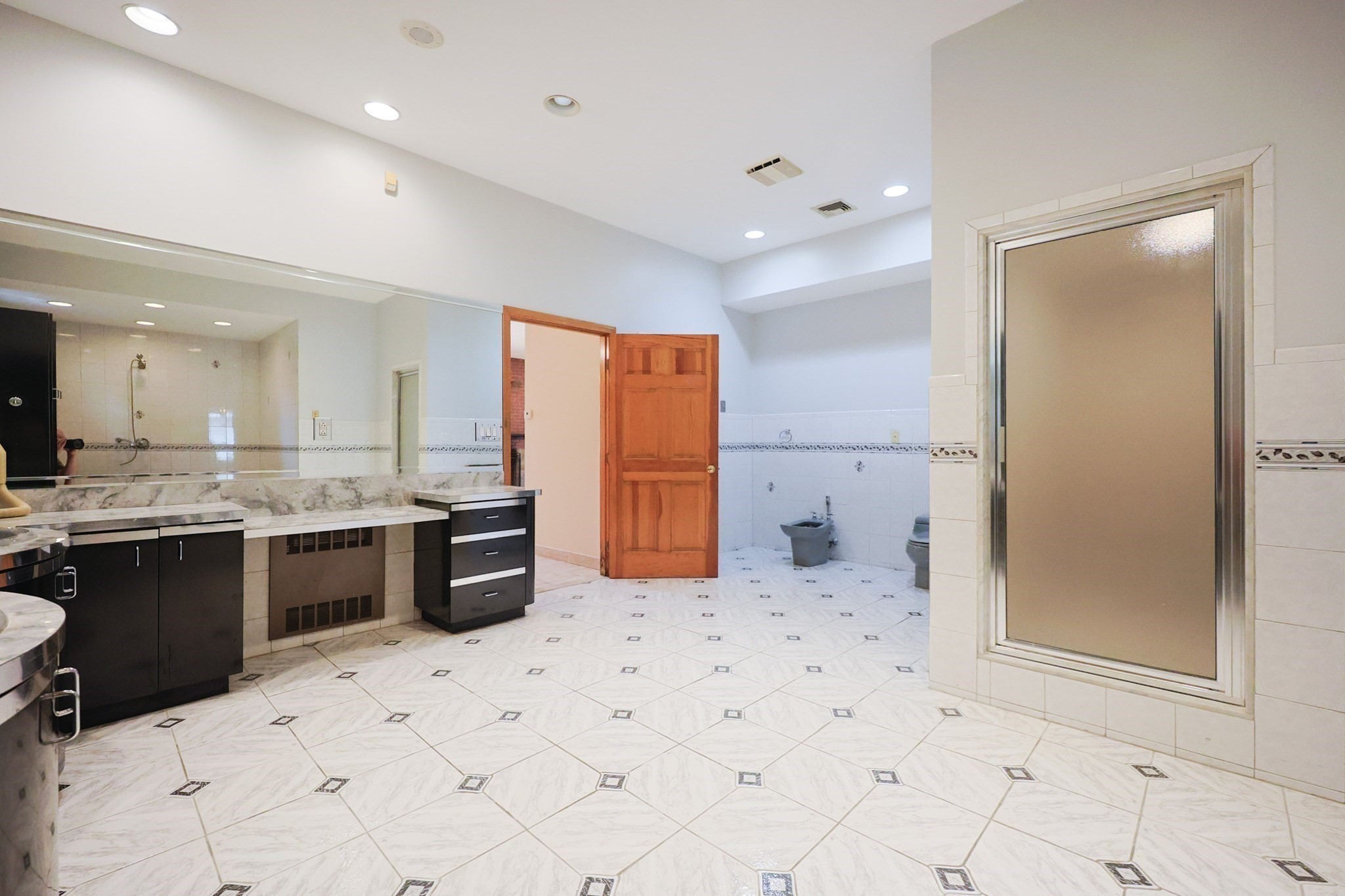 Revere, Massachusetts, 02151, United States, 4 Bedrooms Bedrooms, ,2 BathroomsBathrooms,Residential,For Sale,1934977