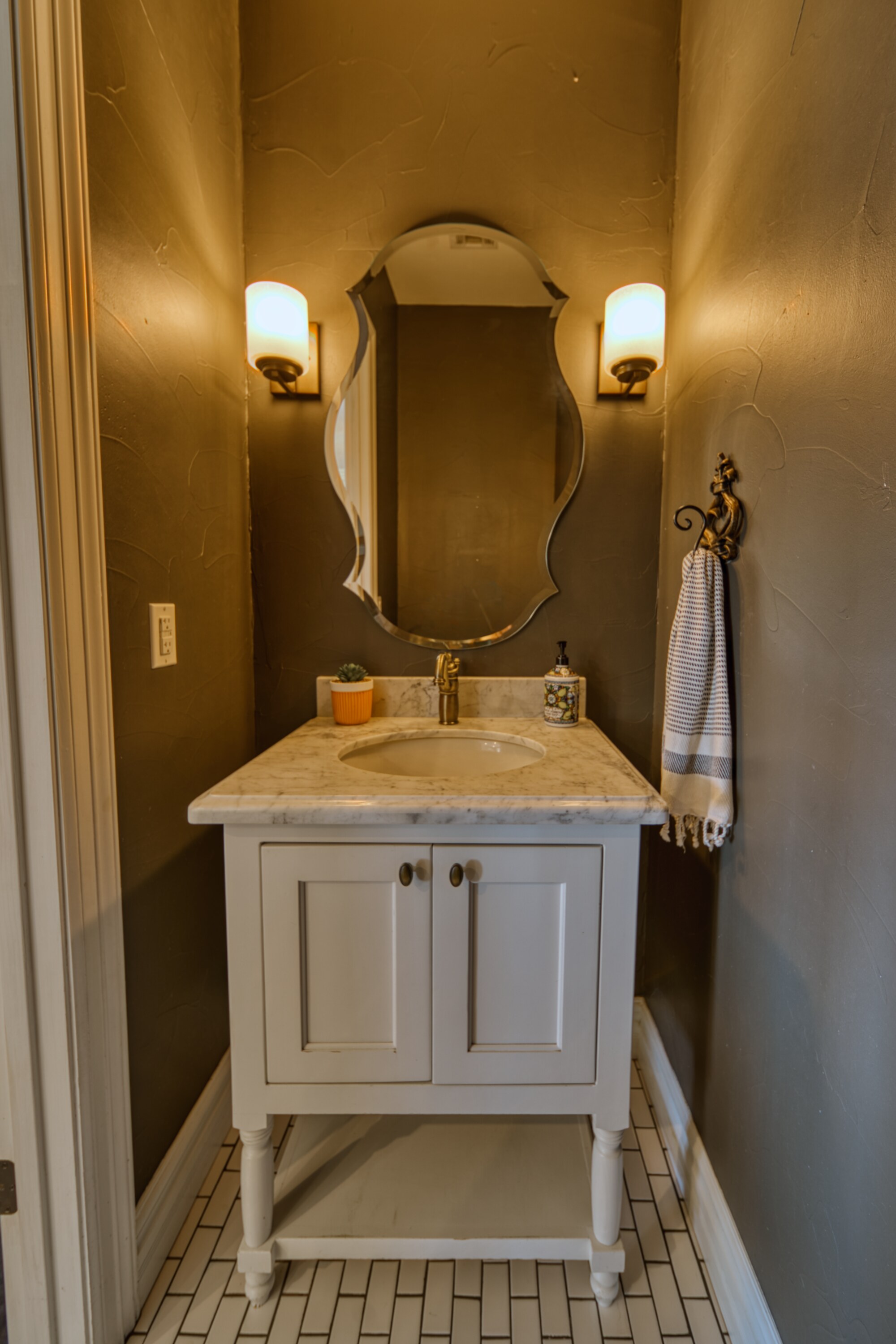 Carlsbad, New Mexico, 88220, United States, 5 Bedrooms Bedrooms, ,4 BathroomsBathrooms,Residential,For Sale,1974334