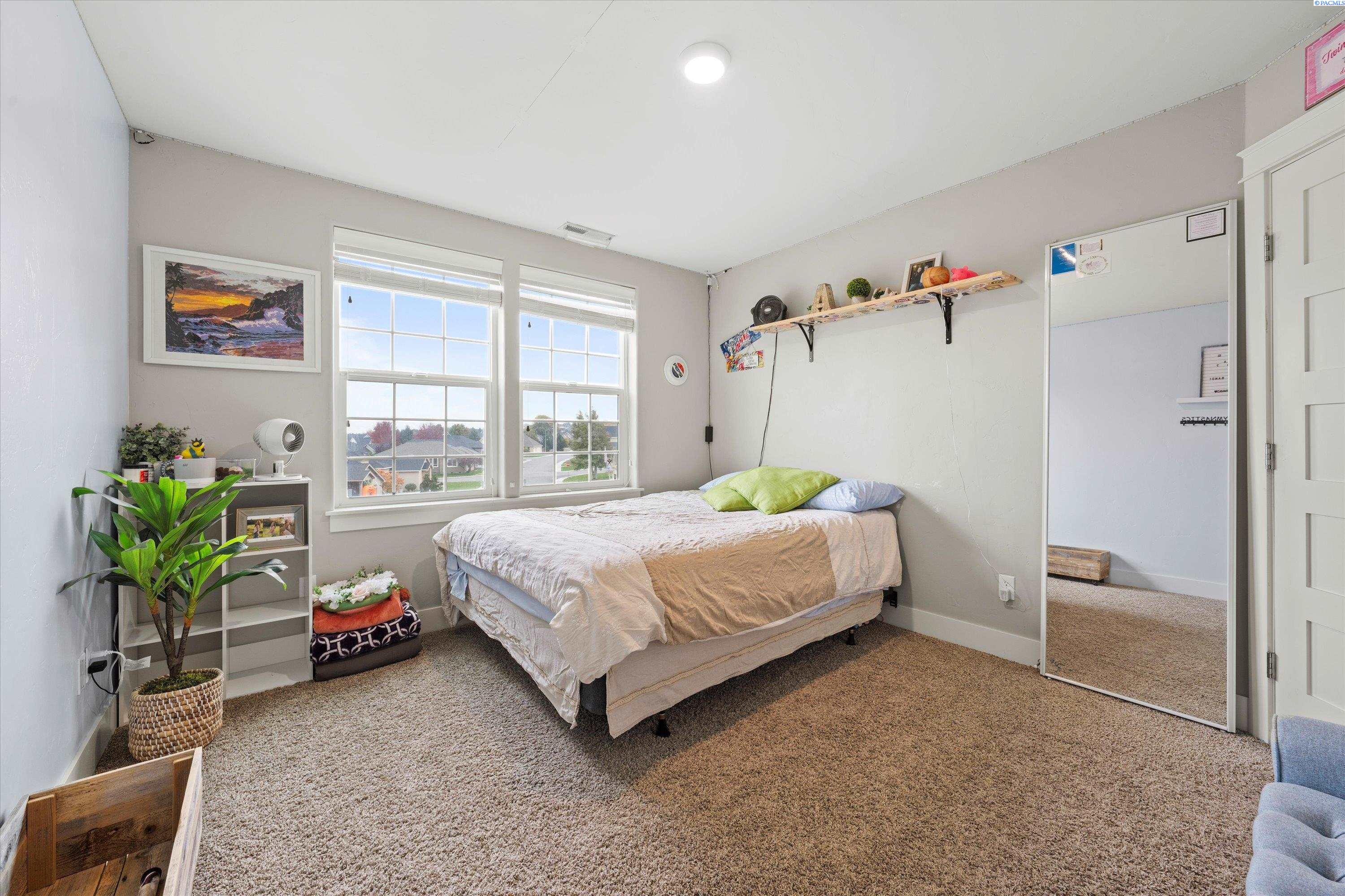 Richland, Washington, 99352, United States, 5 Bedrooms Bedrooms, ,3 BathroomsBathrooms,Residential,For Sale,1987518