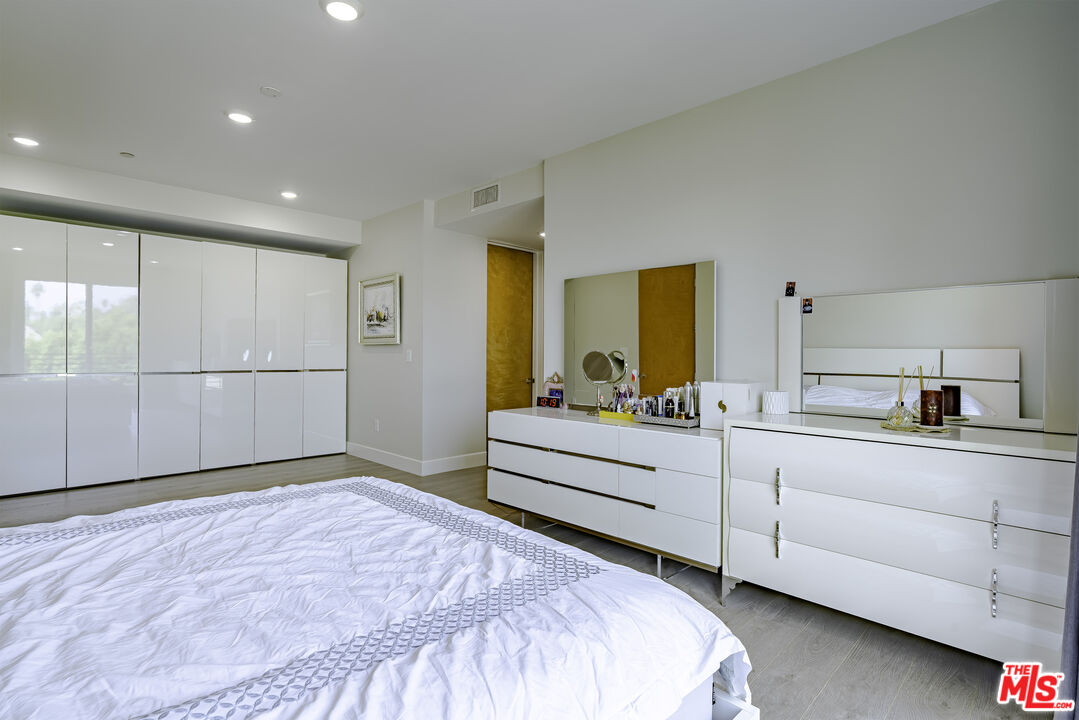 Los Angeles, California, 90010, United States, 3 Bedrooms Bedrooms, ,3 BathroomsBathrooms,Residential,For Sale,1992003