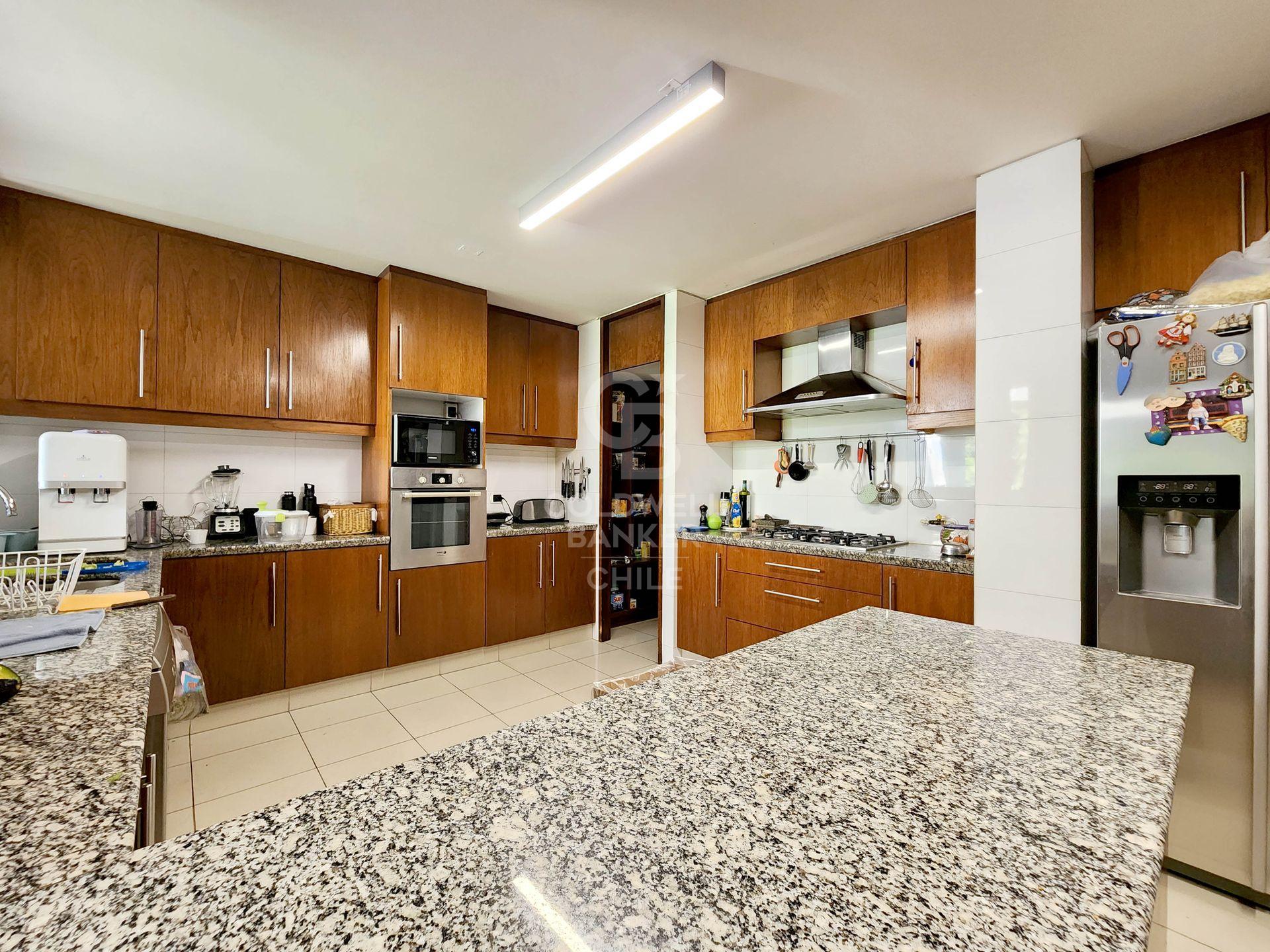 Vitacura, Chile, 3 Bedrooms Bedrooms, ,4 BathroomsBathrooms,Residential,For Sale,1867127
