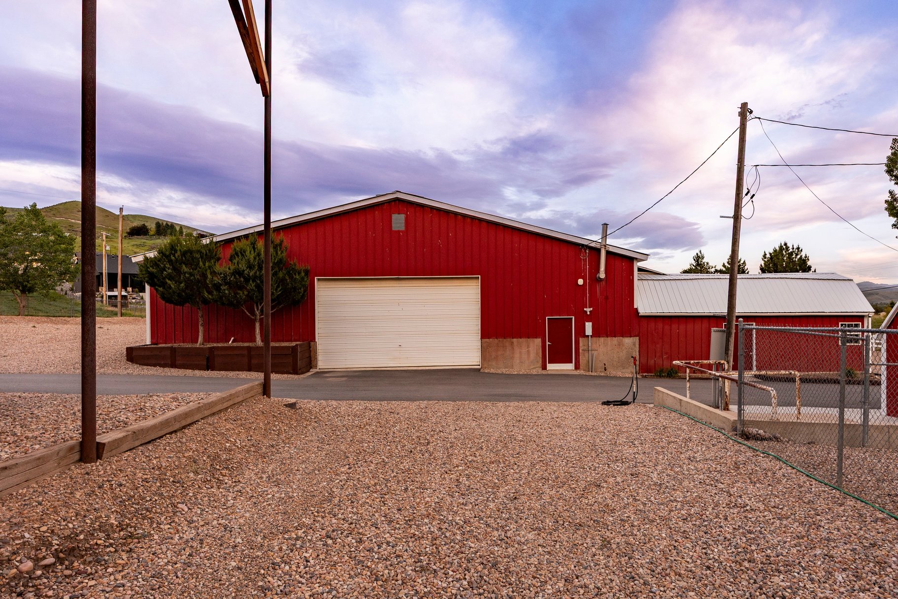  Incredibly Well-Maintained Horse Property with Indoor Arena & Views - 物件實景