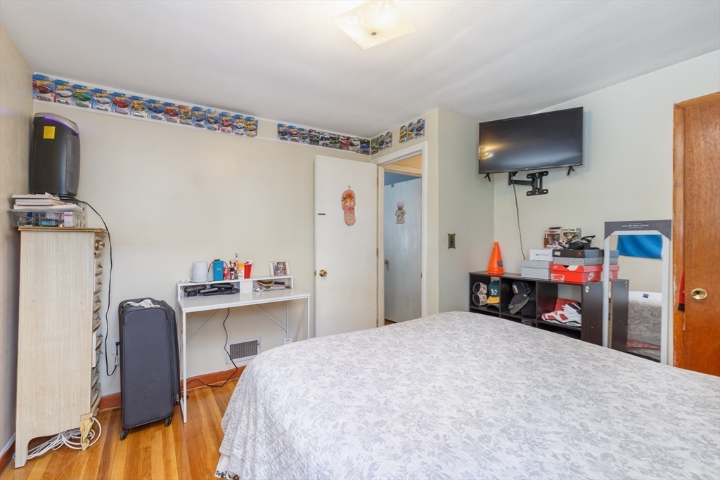 Waltham, Massachusetts, 02451, United States, 3 Bedrooms Bedrooms, ,2 BathroomsBathrooms,Residential,For Sale,1894263
