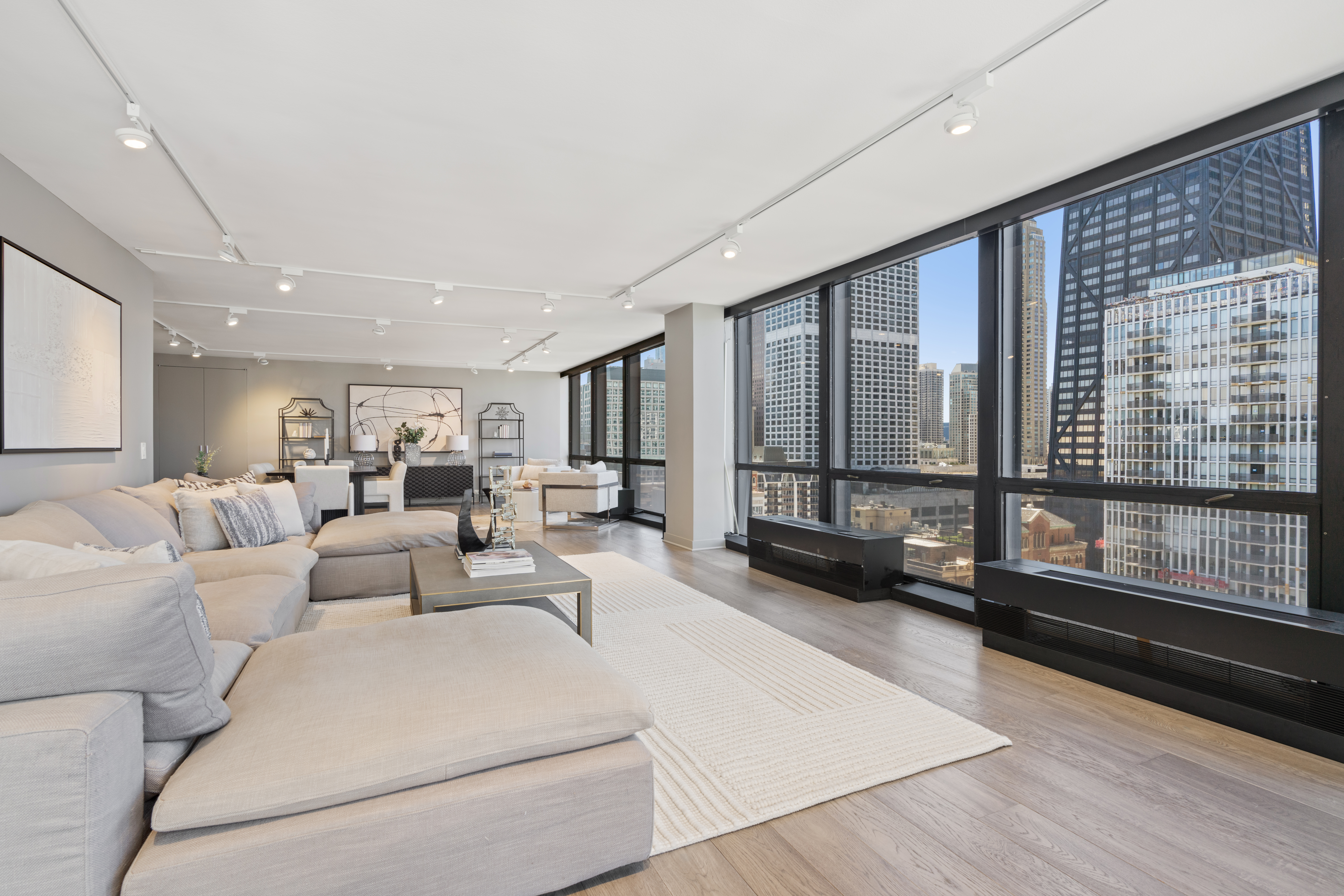  Perched High Above Lake Shore Drive - 物件實景