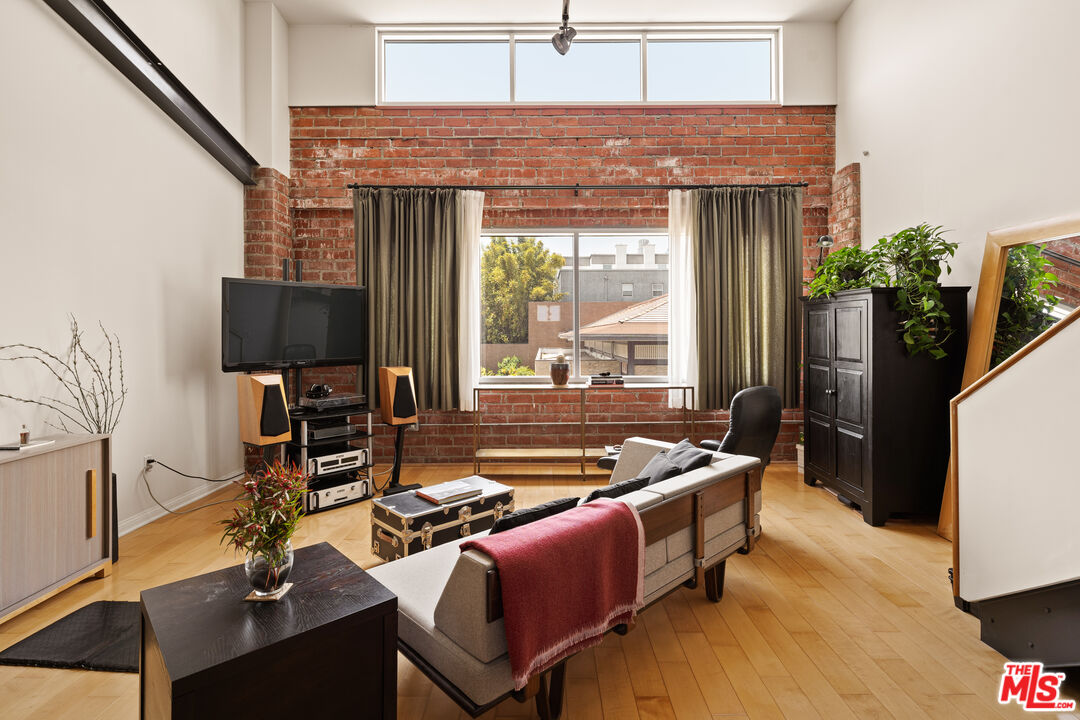 Los Angeles, California, 90012, United States, 1 Bedroom Bedrooms, ,1 BathroomBathrooms,Residential,For Sale,1827245