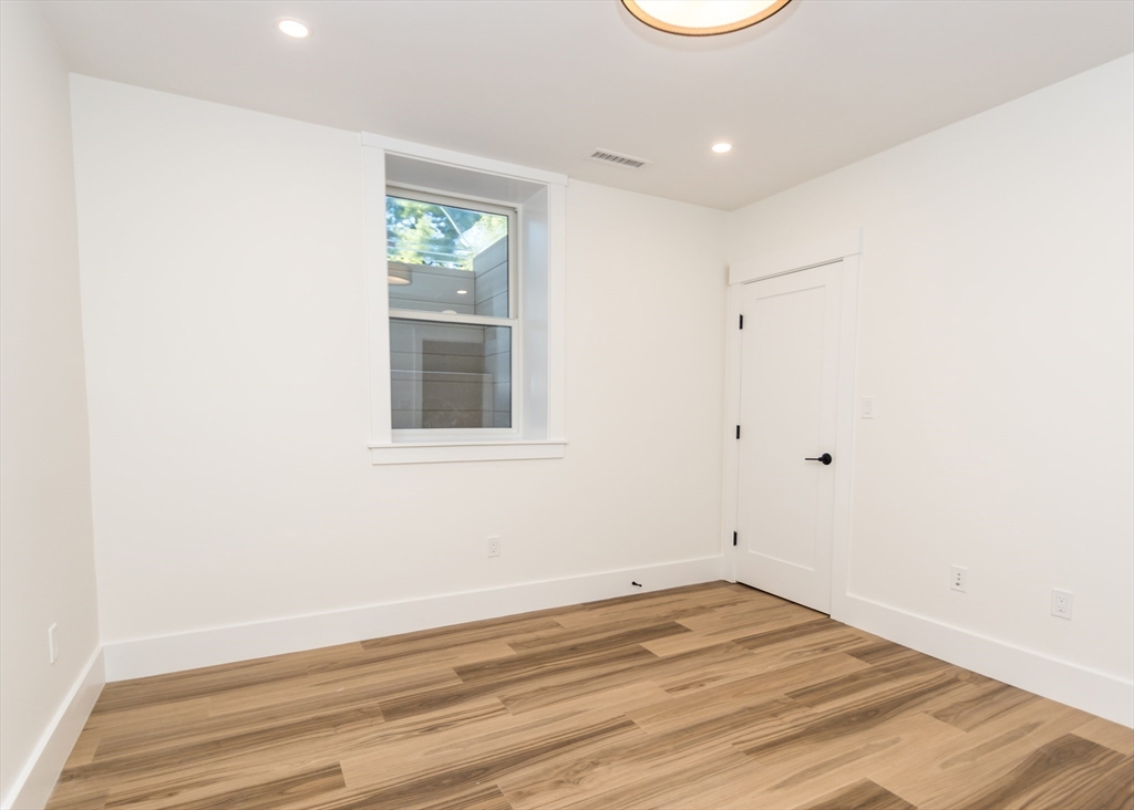 Waltham, Massachusetts, 02452, United States, 6 Bedrooms Bedrooms, ,4 BathroomsBathrooms,Residential,For Sale,1891361