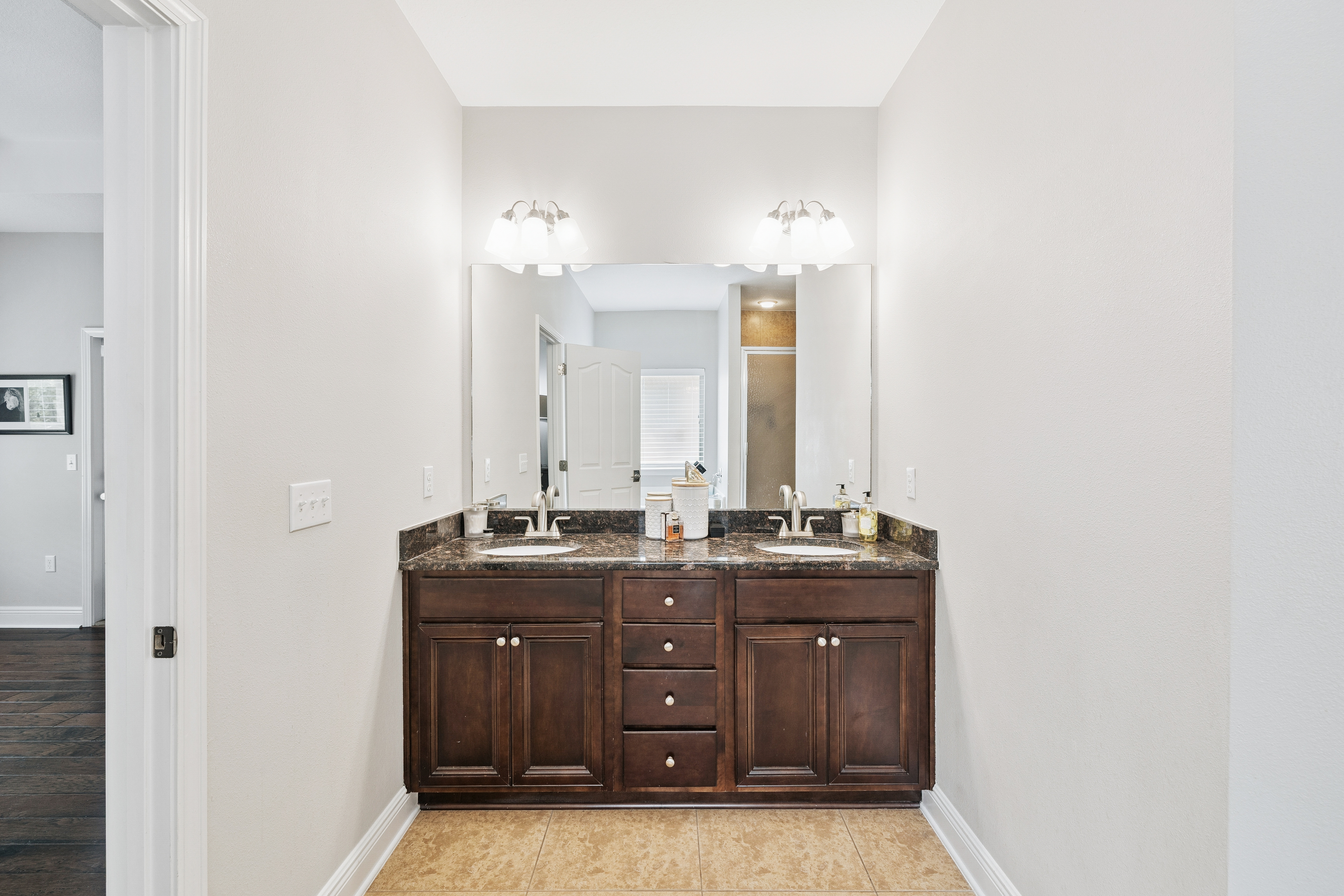  Immaculate, Spacious Single-Level Living Home with Screened Outdoor Living - 物件實景