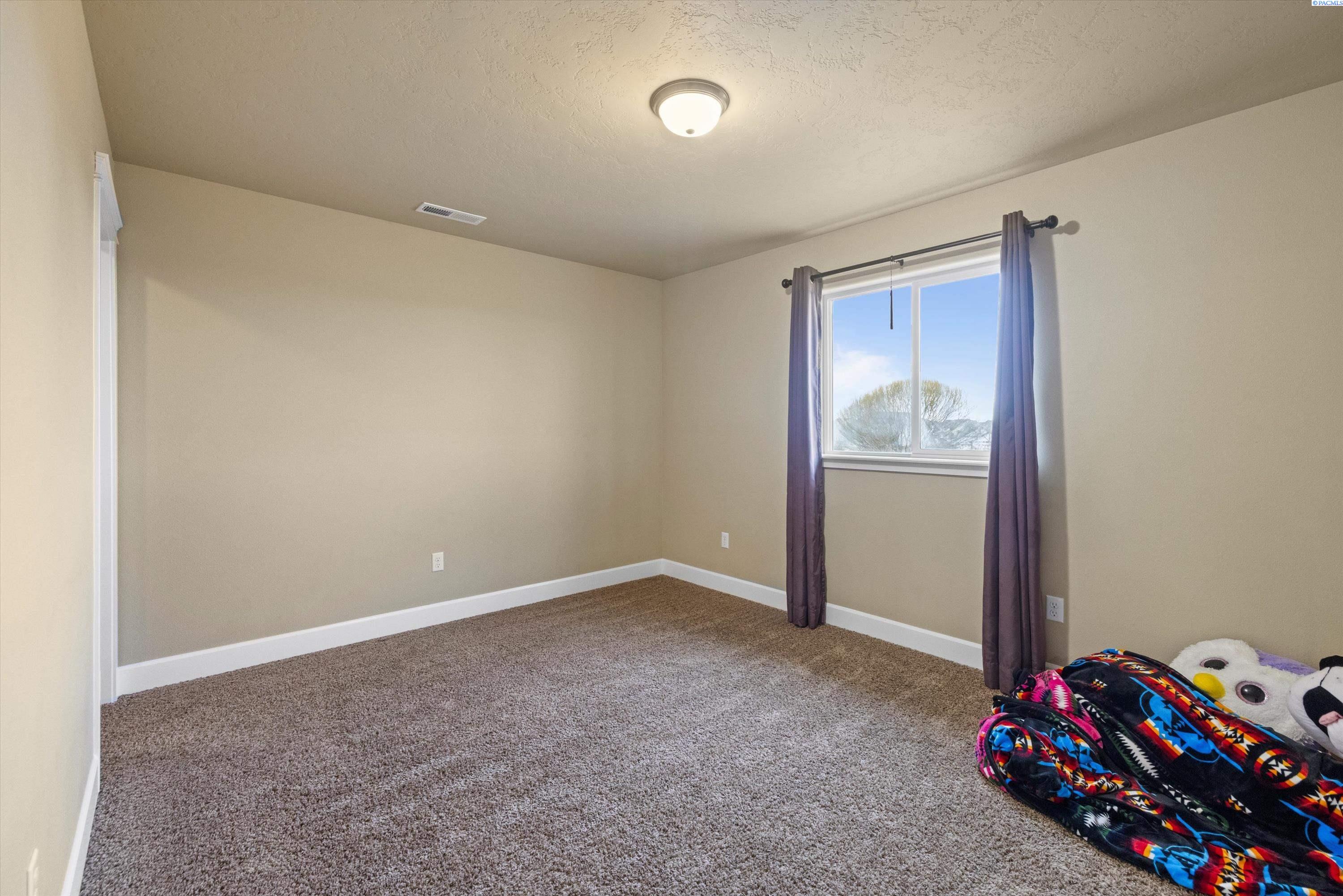 Pasco, Washington, 99301, United States, 6 Bedrooms Bedrooms, ,3 BathroomsBathrooms,Residential,For Sale,1705184