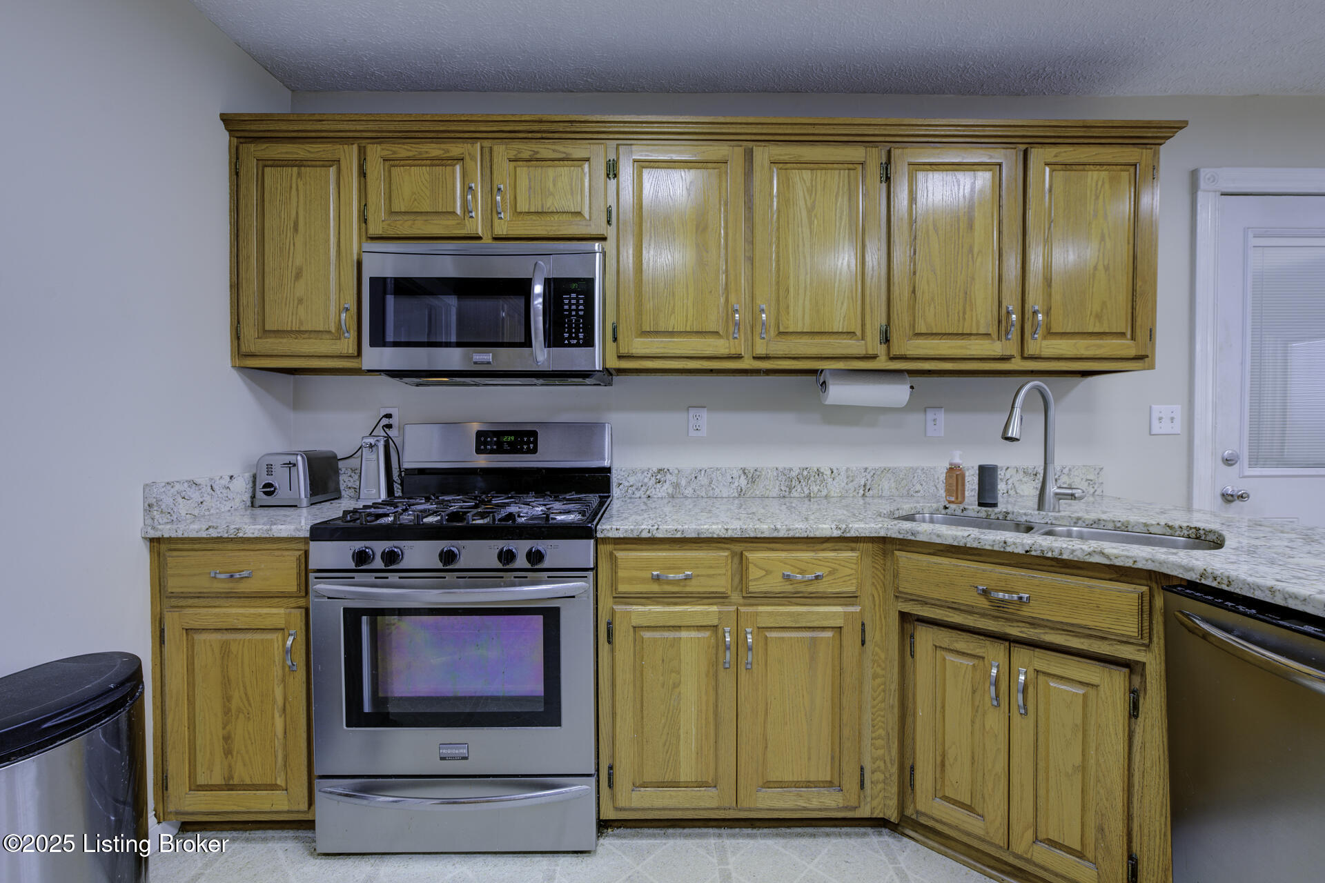 Bloomfield, Kentucky, 40008, United States, 3 Bedrooms Bedrooms, ,3 BathroomsBathrooms,Residential,For Sale,2000551