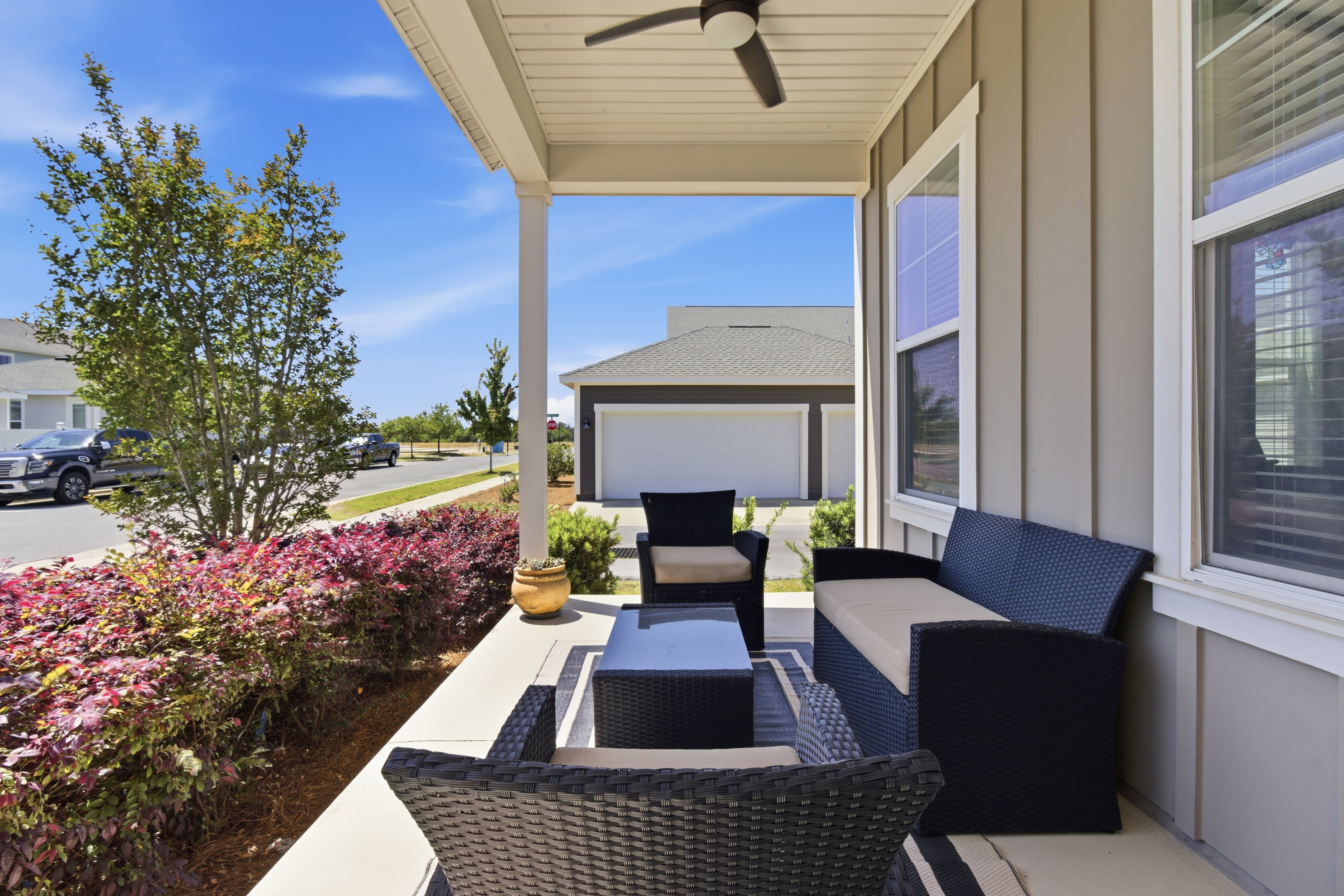  Spacious Corner-Lot Retreat With Flexible Living - 物件實景