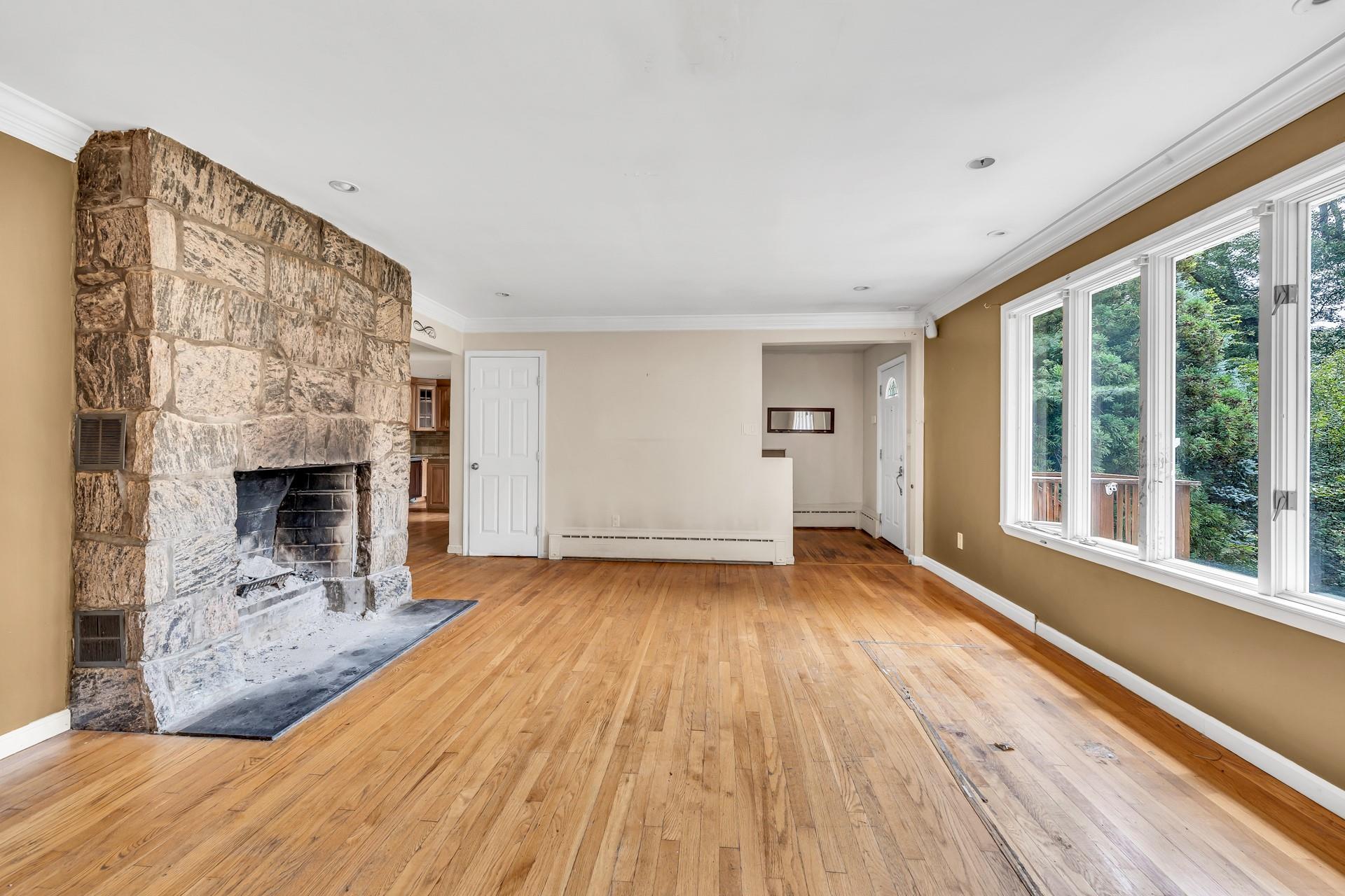 Huntington, New York, 11743, United States, 4 Bedrooms Bedrooms, ,3 BathroomsBathrooms,Residential,For Sale,1895271