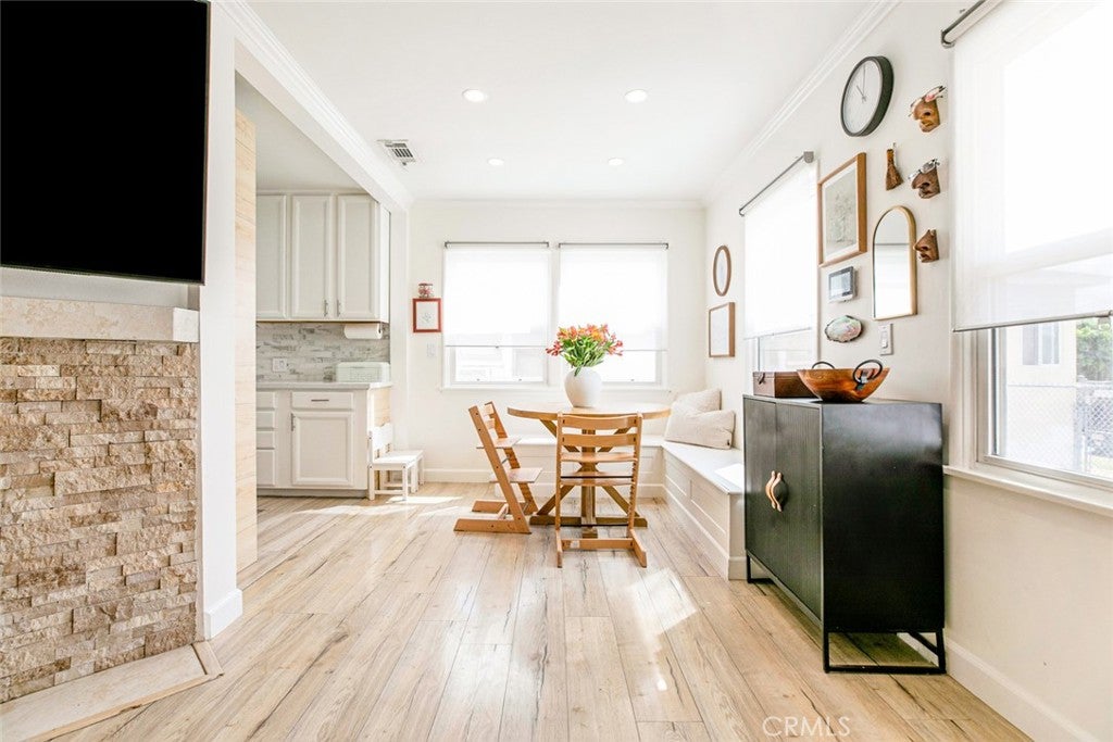 Van Nuys, California, 91402, United States, 3 Bedrooms Bedrooms, ,1 BathroomBathrooms,Residential,For Sale,1949812
