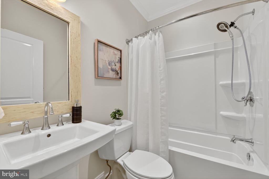 Arlington, Virginia, 22213, United States, 5 Bedrooms Bedrooms, ,5 BathroomsBathrooms,Residential,For Sale,1982488