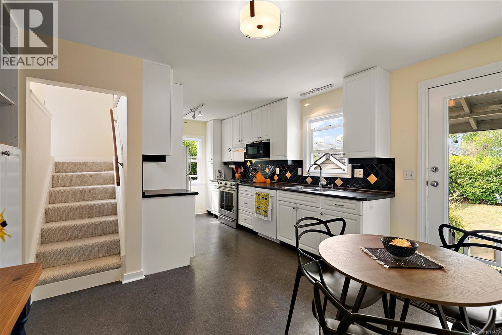 OAK BAY, British Columbia, V8R 5L1, CA, 3 Bedrooms Bedrooms, ,1 BathroomBathrooms,Residential,For Sale,1949750