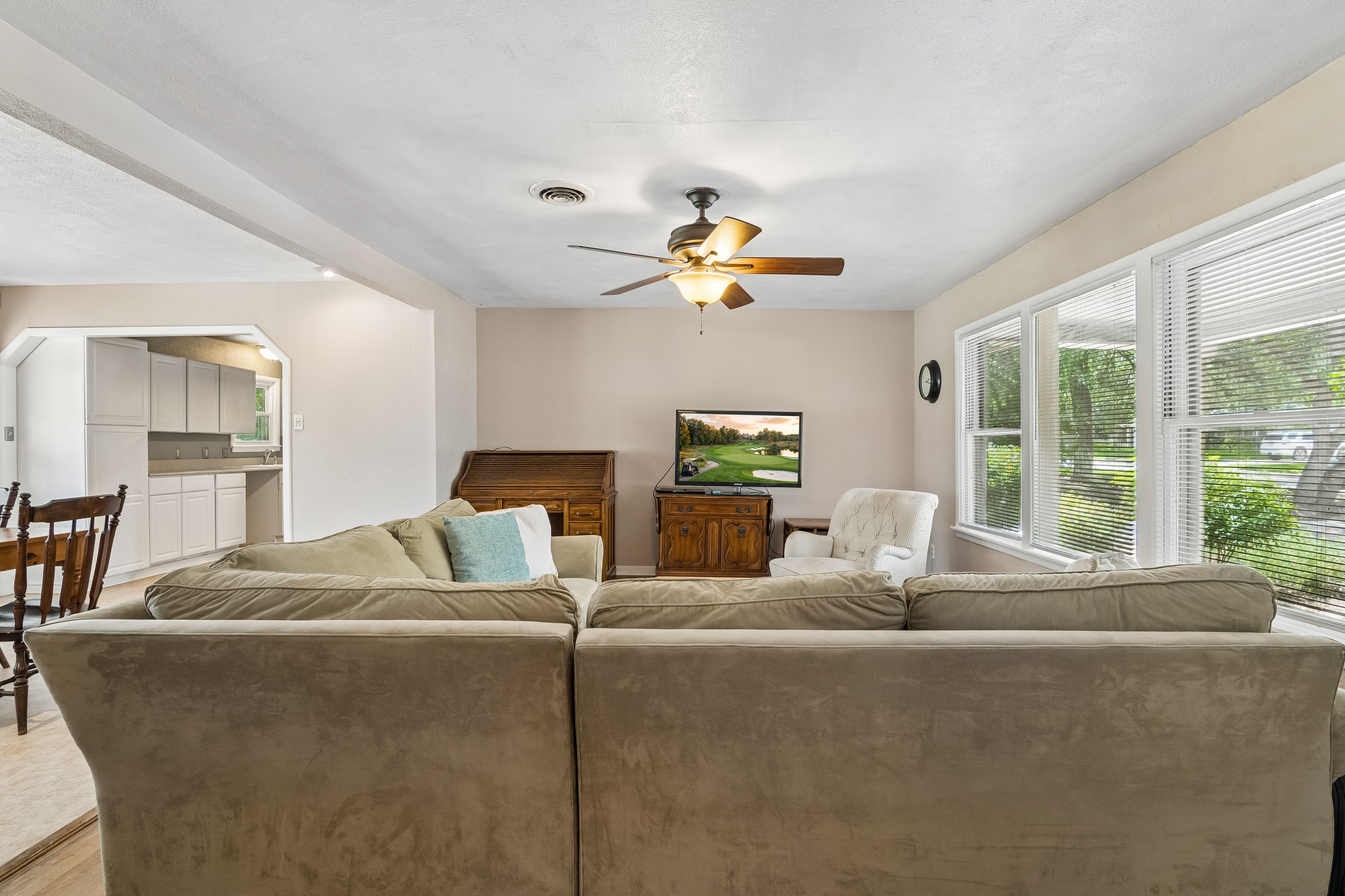  Beautifully Updated Home with Spacious Backyard - 物件實景