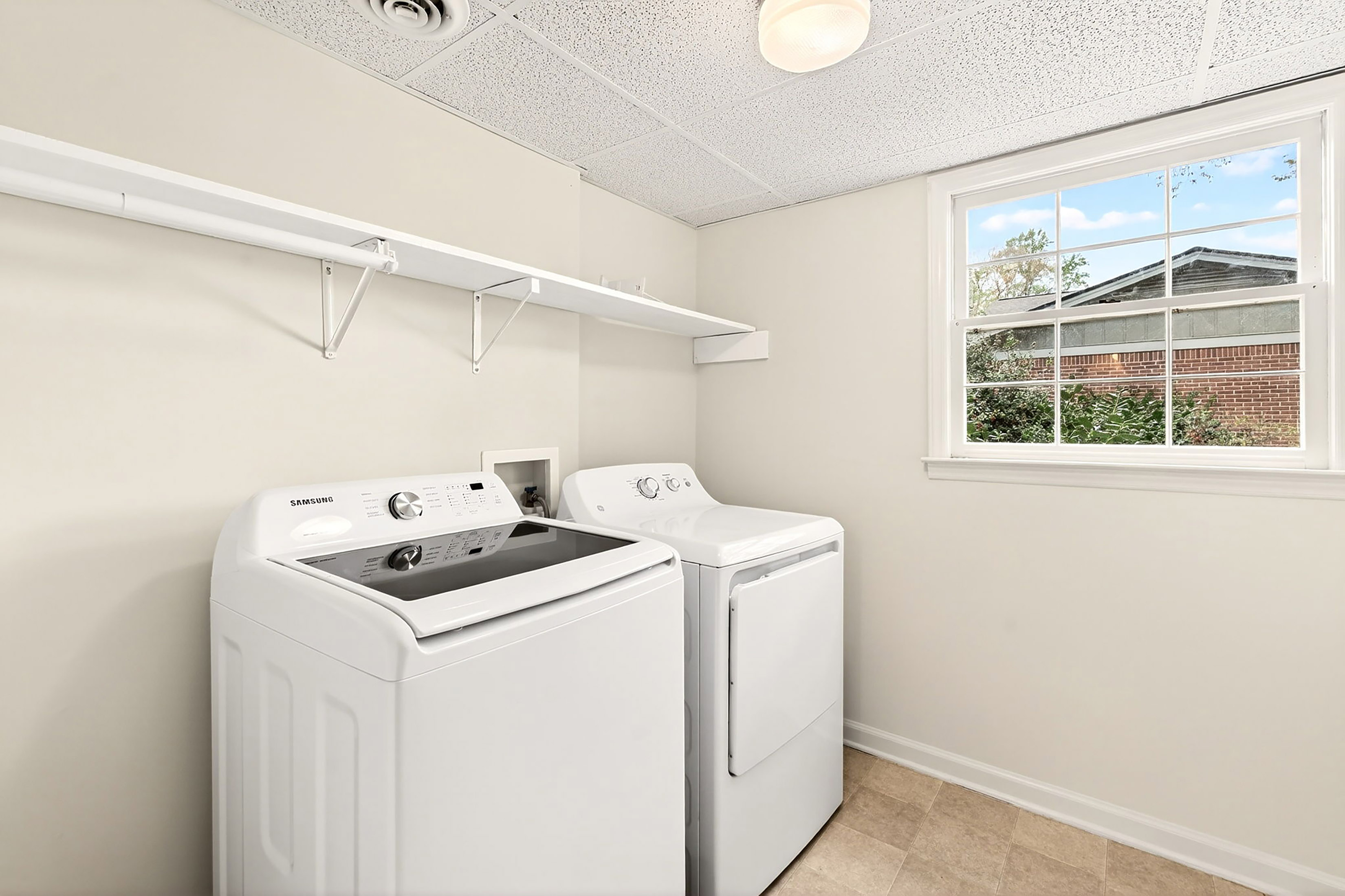  Thoughtfully Expanded and Updated Dunwoody Home on Wooded 0.82+/- Acre Lot - 物件實景