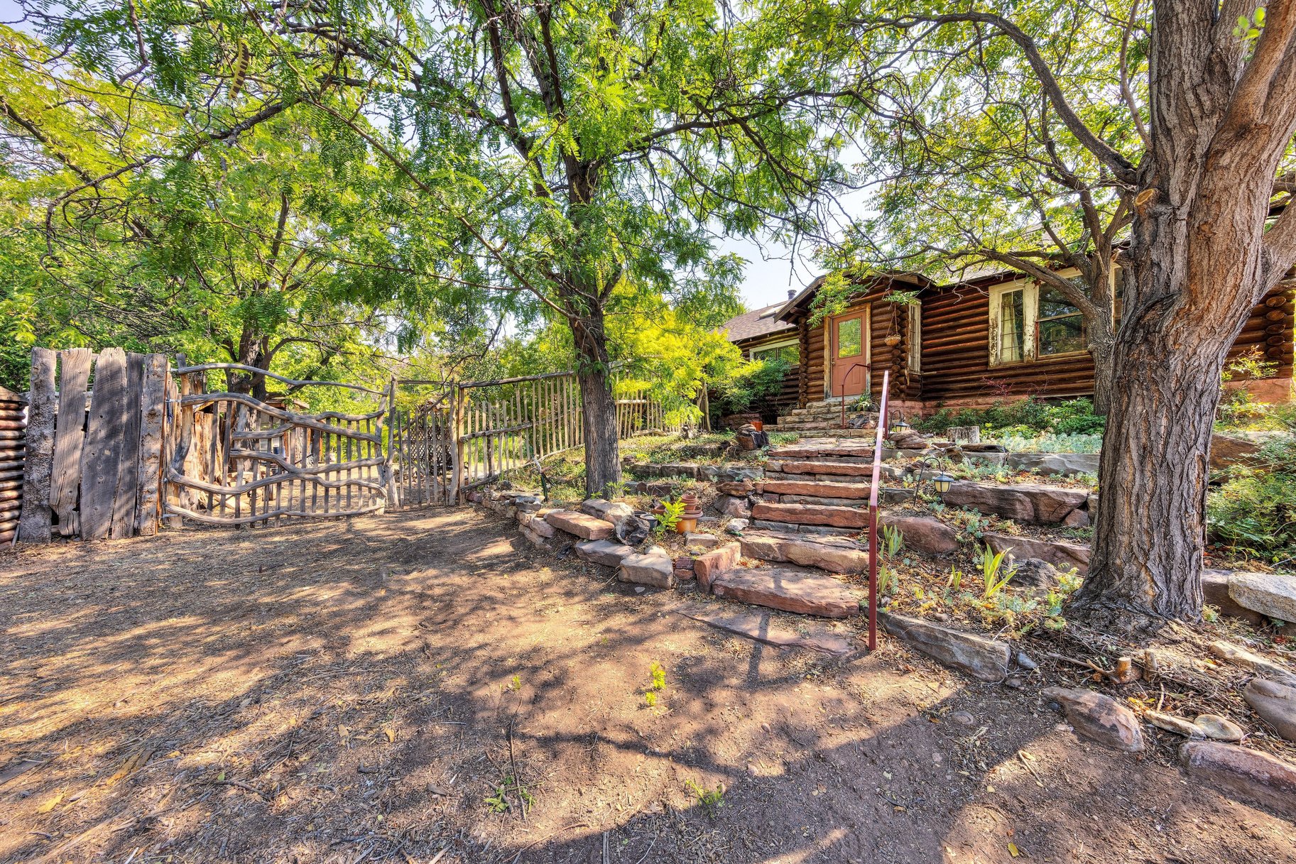  Great Location, Private Backyard & Plenty of Potential - 物件實景