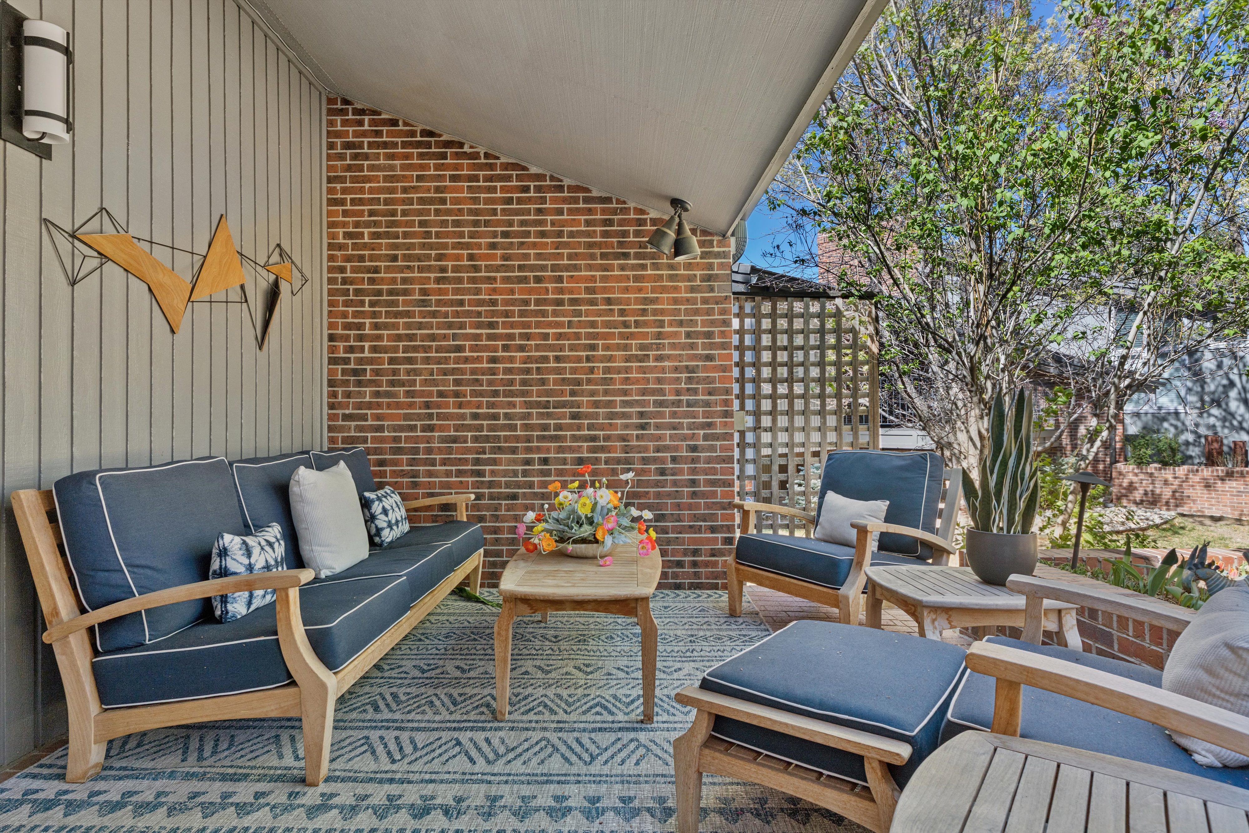  A Rare Offering: Five Bedrooms & Four Bathrooms Thoughtfully Designed Townhome - 物件實景