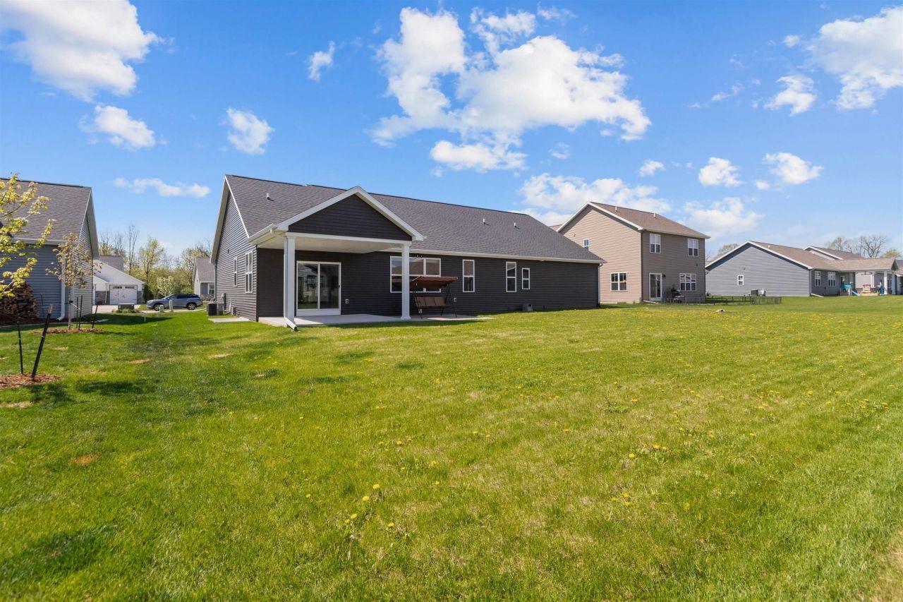 NEENAH, Wisconsin, 54956, United States, 3 Bedrooms Bedrooms, ,2 BathroomsBathrooms,Residential,For Sale,1818081