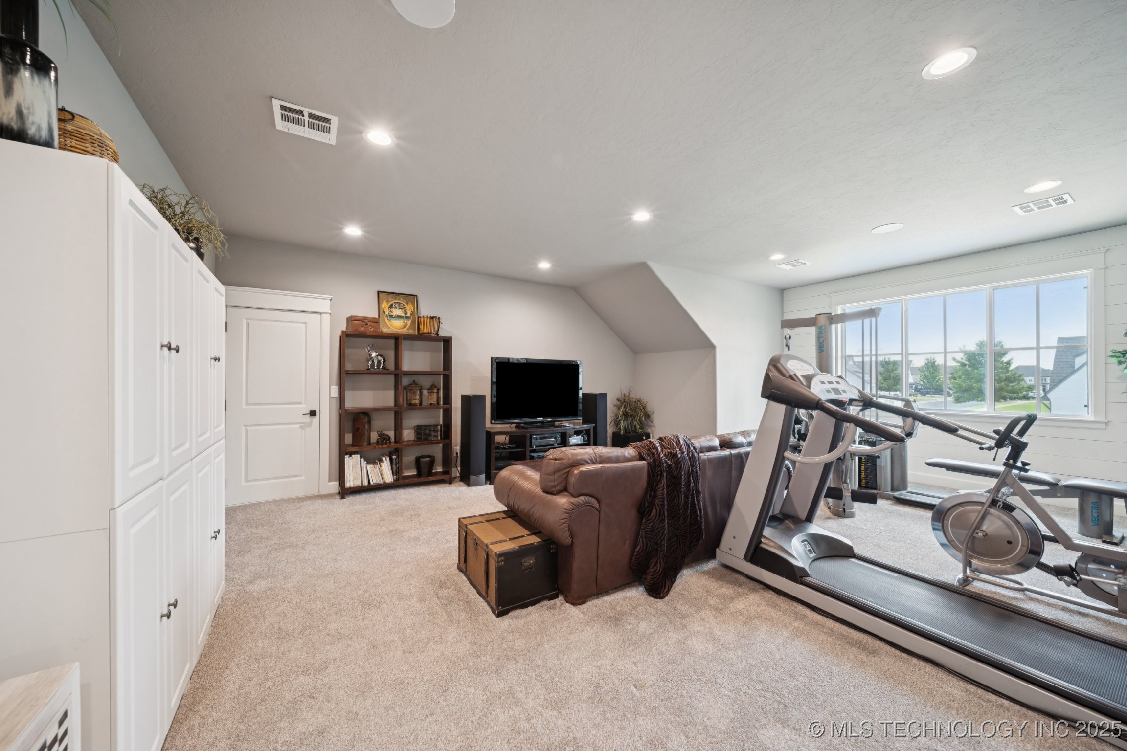 Jenks, Oklahoma, 74037, United States, 4 Bedrooms Bedrooms, ,5 BathroomsBathrooms,Residential,For Sale,1932069