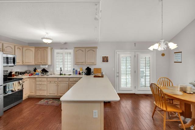 Murray, Utah, 84107, United States, 5 Bedrooms Bedrooms, ,4 BathroomsBathrooms,Residential,For Sale,2002445