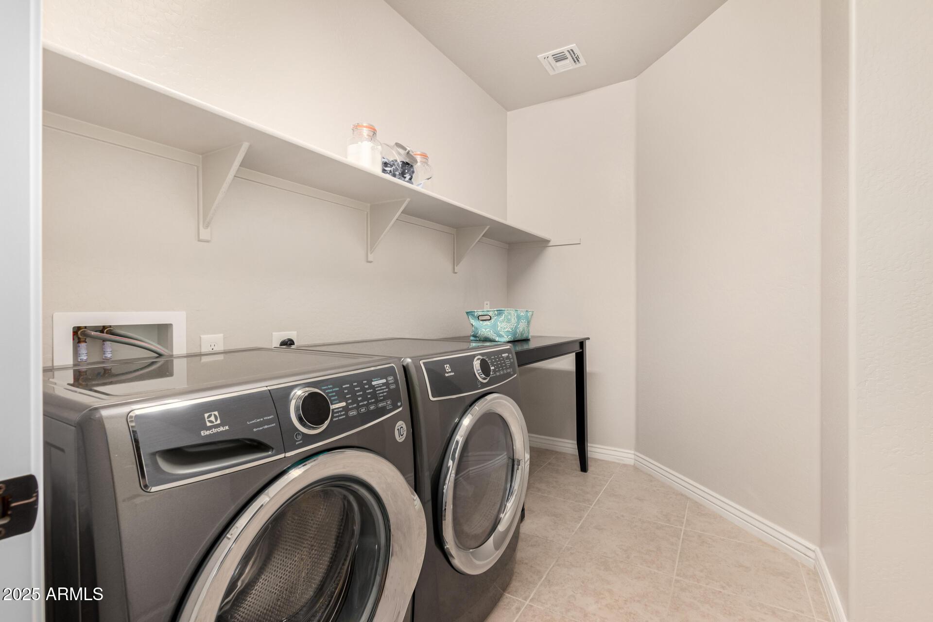 Glendale, Arizona, 85305, United States, 4 Bedrooms Bedrooms, ,5 BathroomsBathrooms,Residential,For Sale,1998004