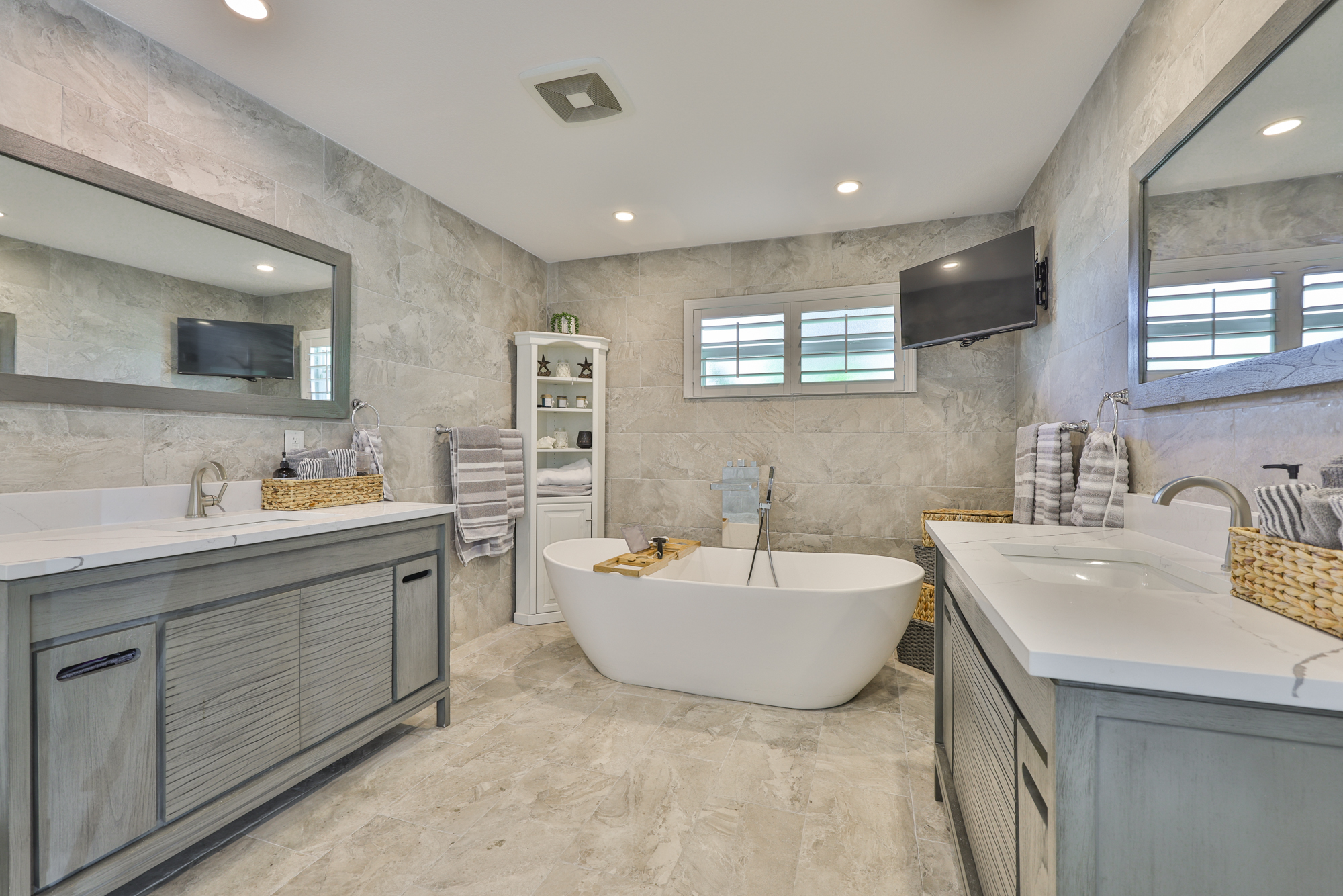 Largo, Florida, 33770, United States, 3 Bedrooms Bedrooms, ,4 BathroomsBathrooms,Residential,For Sale,1982146