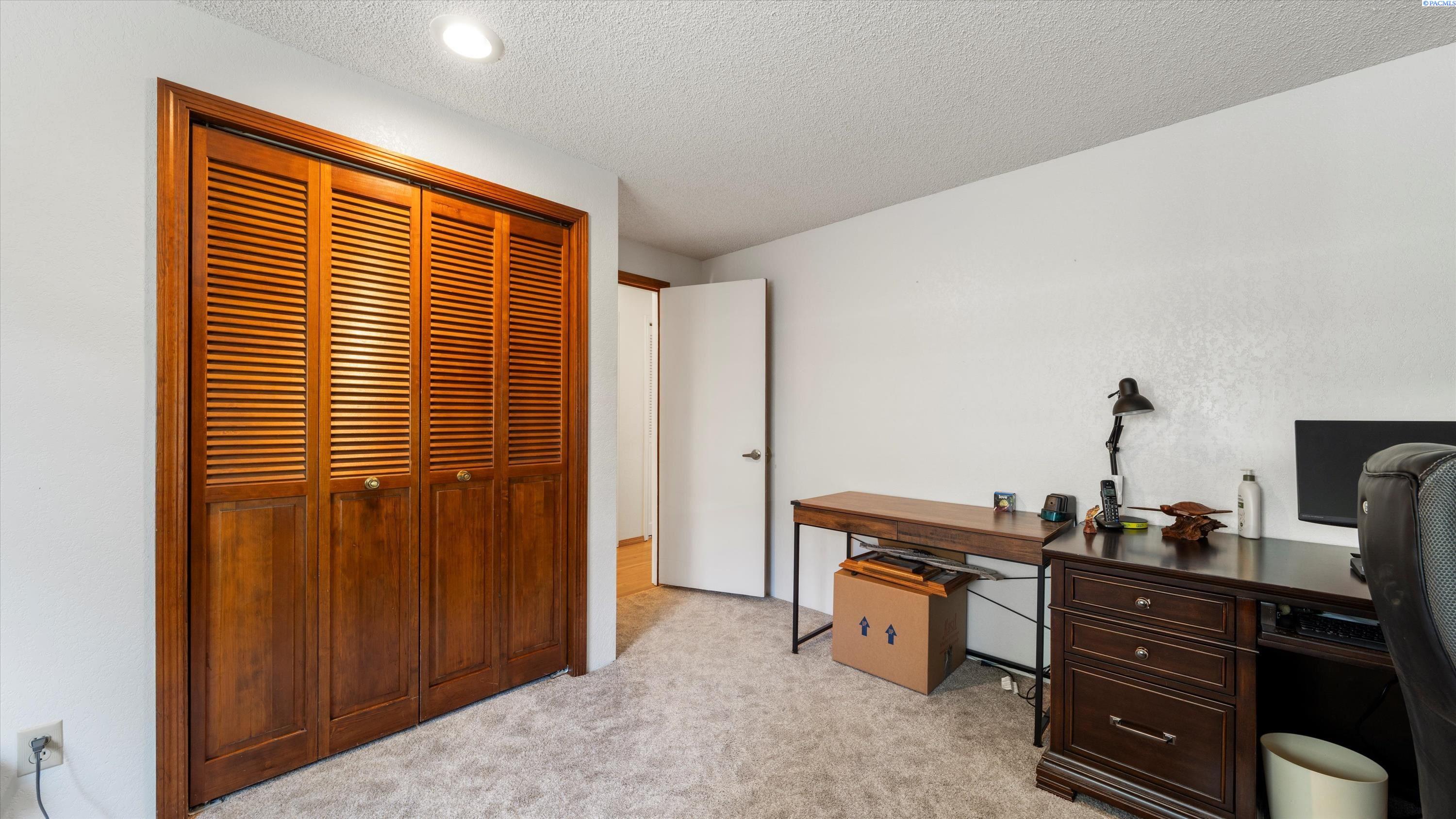 Richland, Washington, 99352, United States, 5 Bedrooms Bedrooms, ,1 BathroomBathrooms,Residential,For Sale,1991452