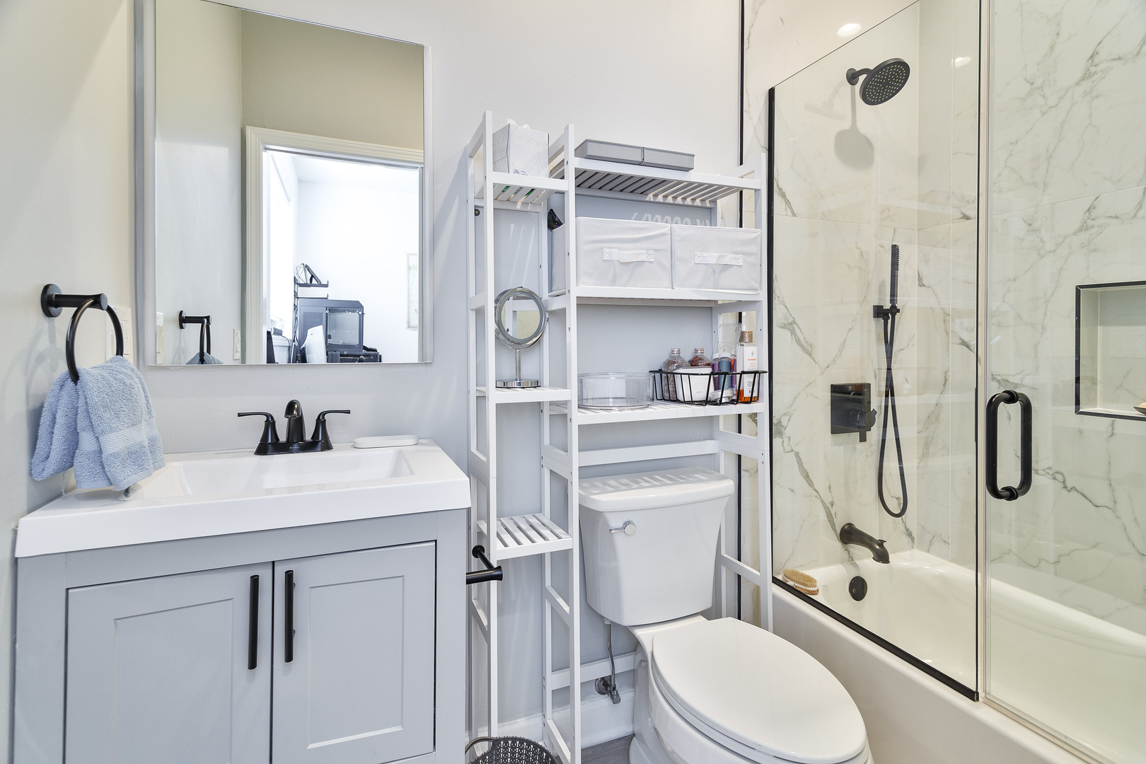 Chicago, Illinois, 60651, United States, 5 Bedrooms Bedrooms, ,6 BathroomsBathrooms,Residential,For Sale,1988146