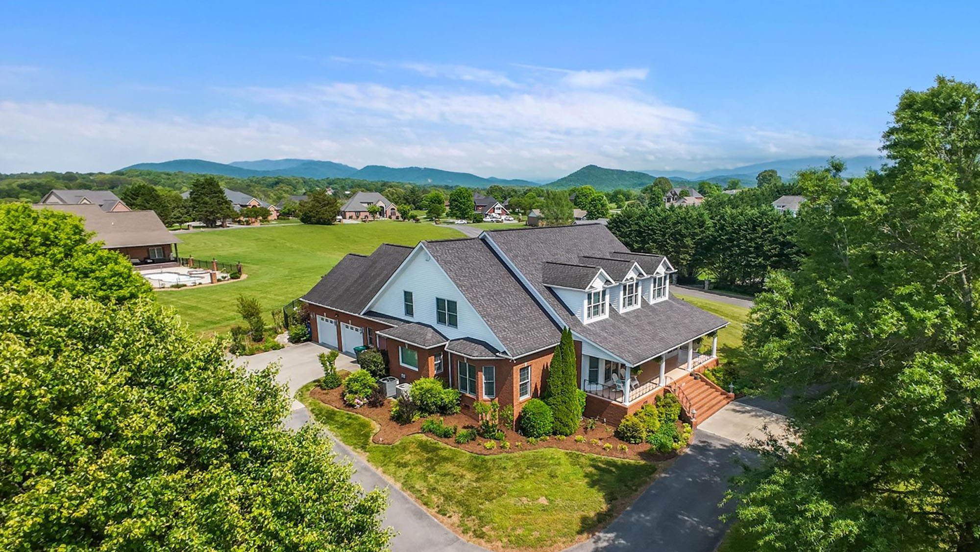 Sevierville, Tennessee, 37876-5201, United States, 3 Bedrooms Bedrooms, ,4 BathroomsBathrooms,Residential,For Sale,1810595
