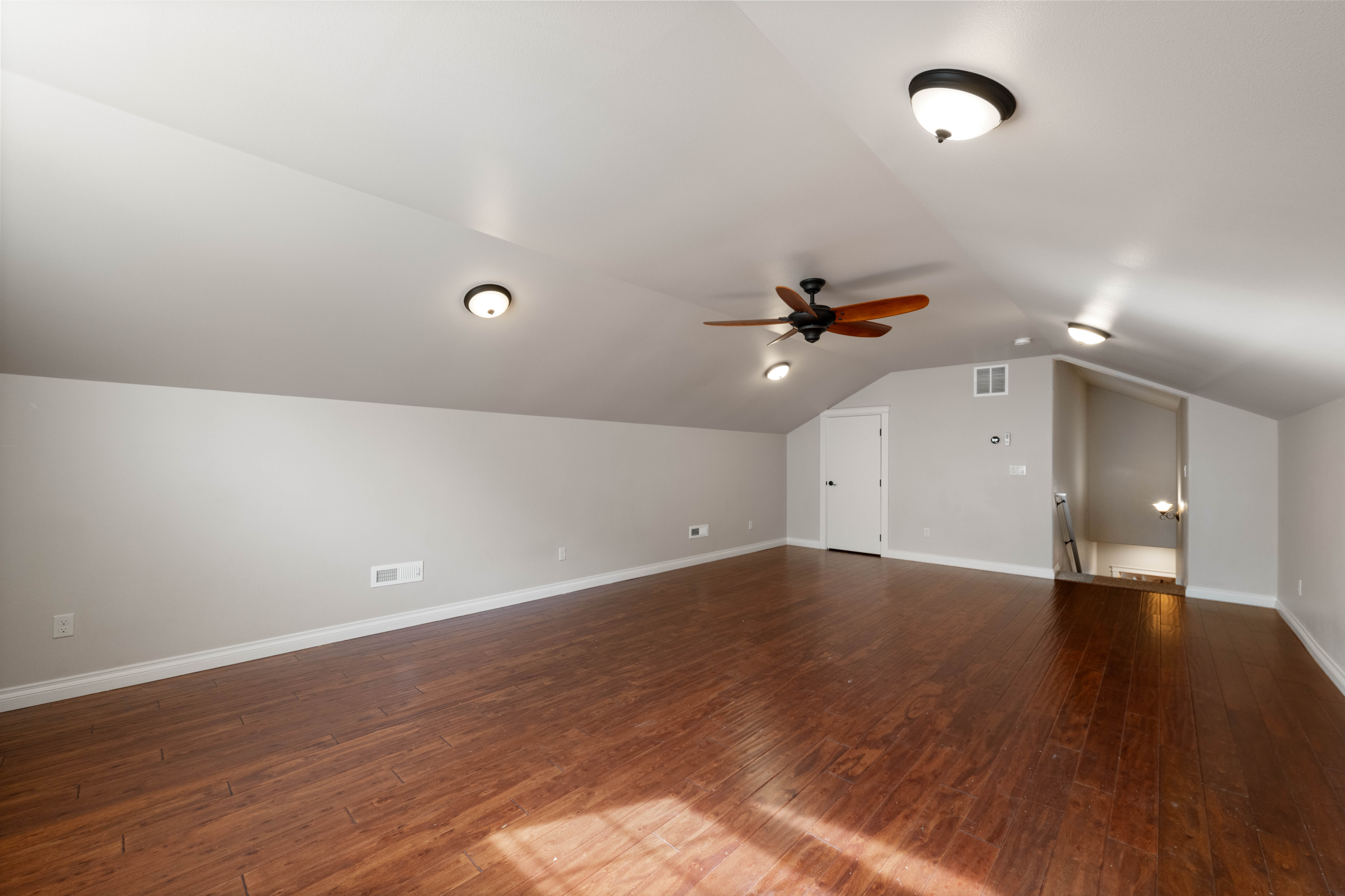  Custom Built on 1 Acre - 物件實景