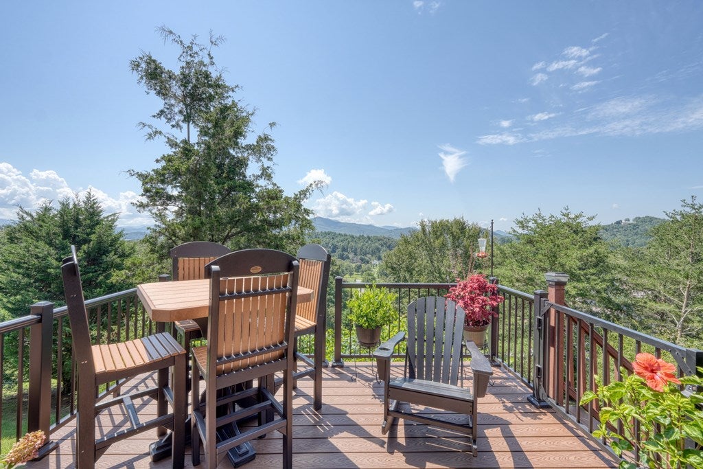 Hayesville, North Carolina, 28904, United States, 3 Bedrooms Bedrooms, ,4 BathroomsBathrooms,Residential,For Sale,1919513