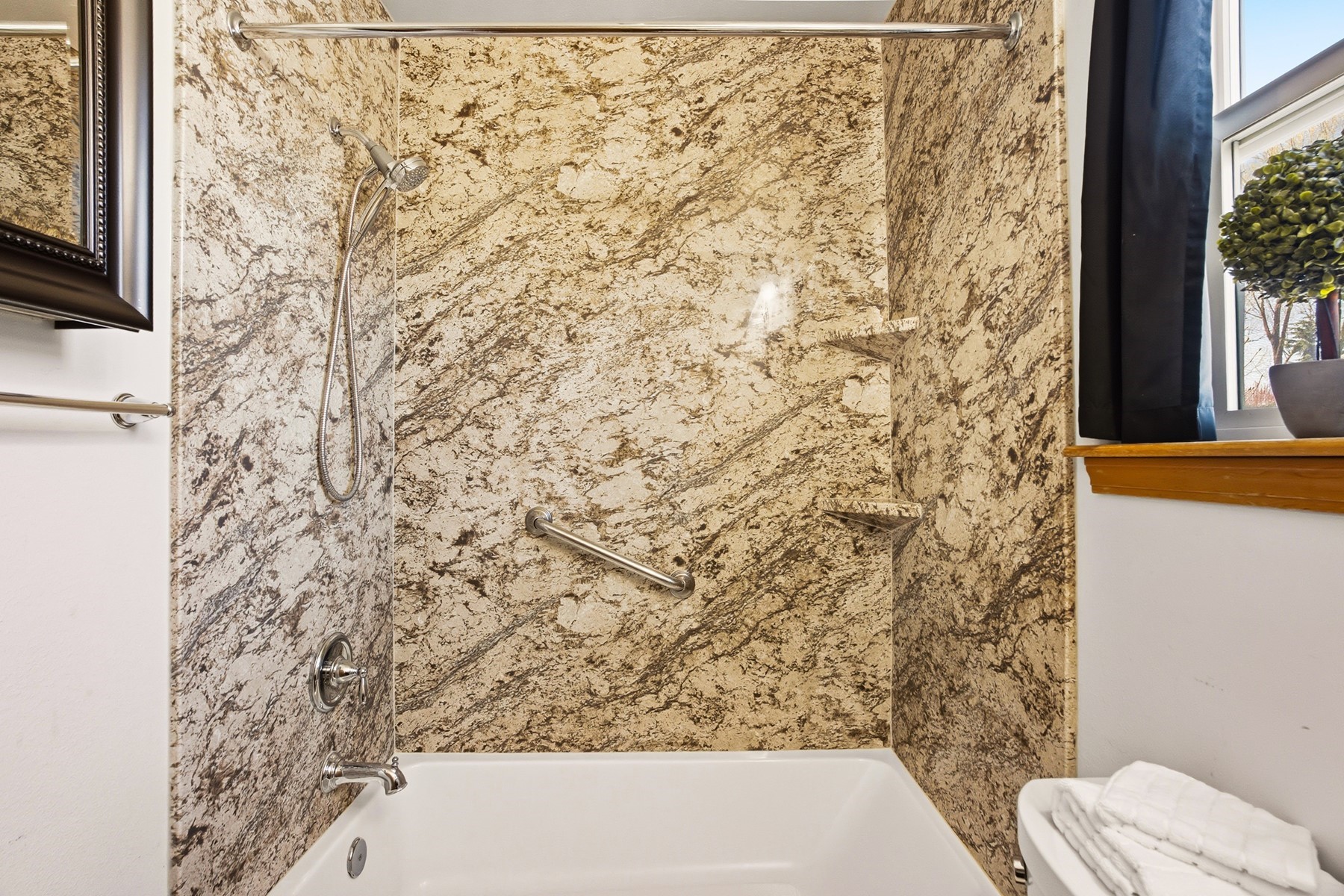  Single-Level Living with Key Updates - 物件實景