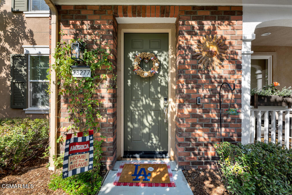 Valencia, California, 91354, United States, 4 Bedrooms Bedrooms, ,3 BathroomsBathrooms,Residential,For Sale,1914107