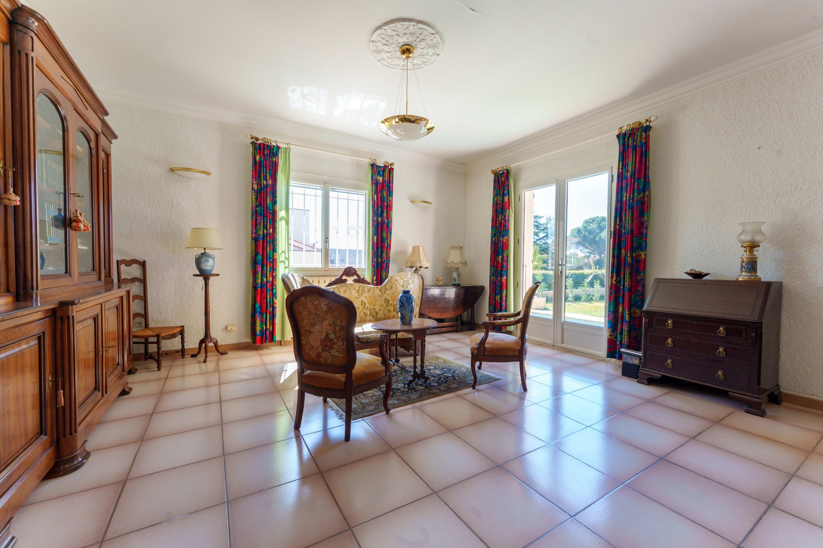  Family villa awaiting a new lease of life... - 物件實景