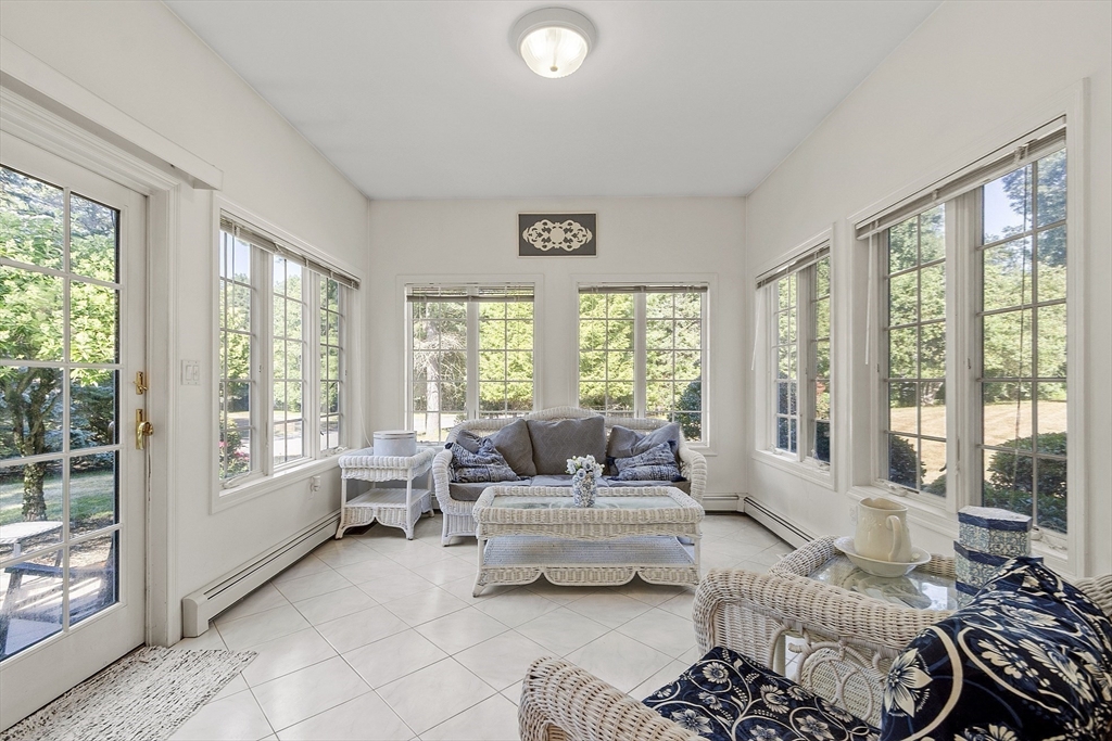 Middleton, Massachusetts, 01949, United States, 4 Bedrooms Bedrooms, ,4 BathroomsBathrooms,Residential,For Sale,1900627