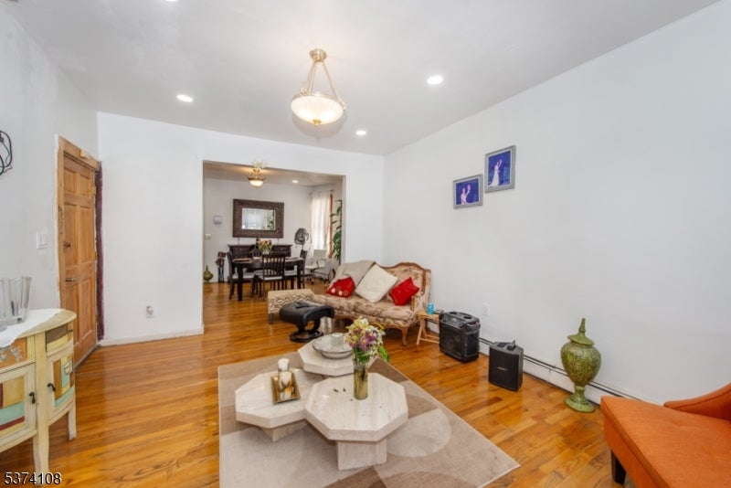 Newark City, New Jersey, 07112, United States, ,3 BathroomsBathrooms,Residential,For Sale,1982998