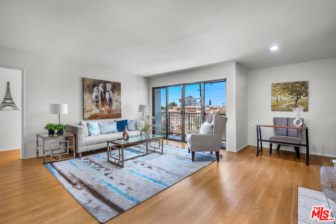 Sherman Oaks, California, 91403, United States, 3 Bedrooms Bedrooms, ,2 BathroomsBathrooms,Residential,For Sale,1989603