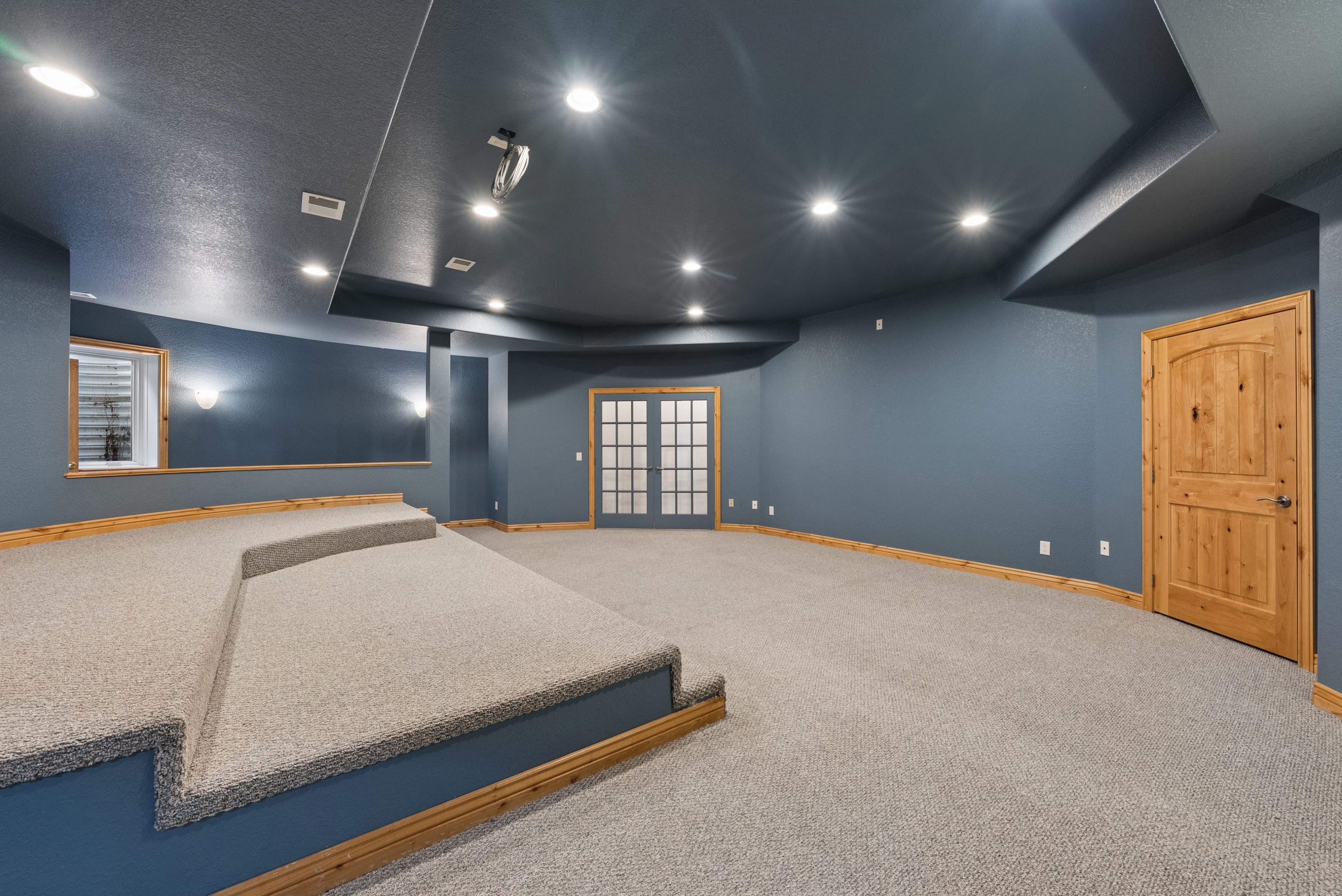  2895 S Cook Street  Finished Walkout Home - 物件實景
