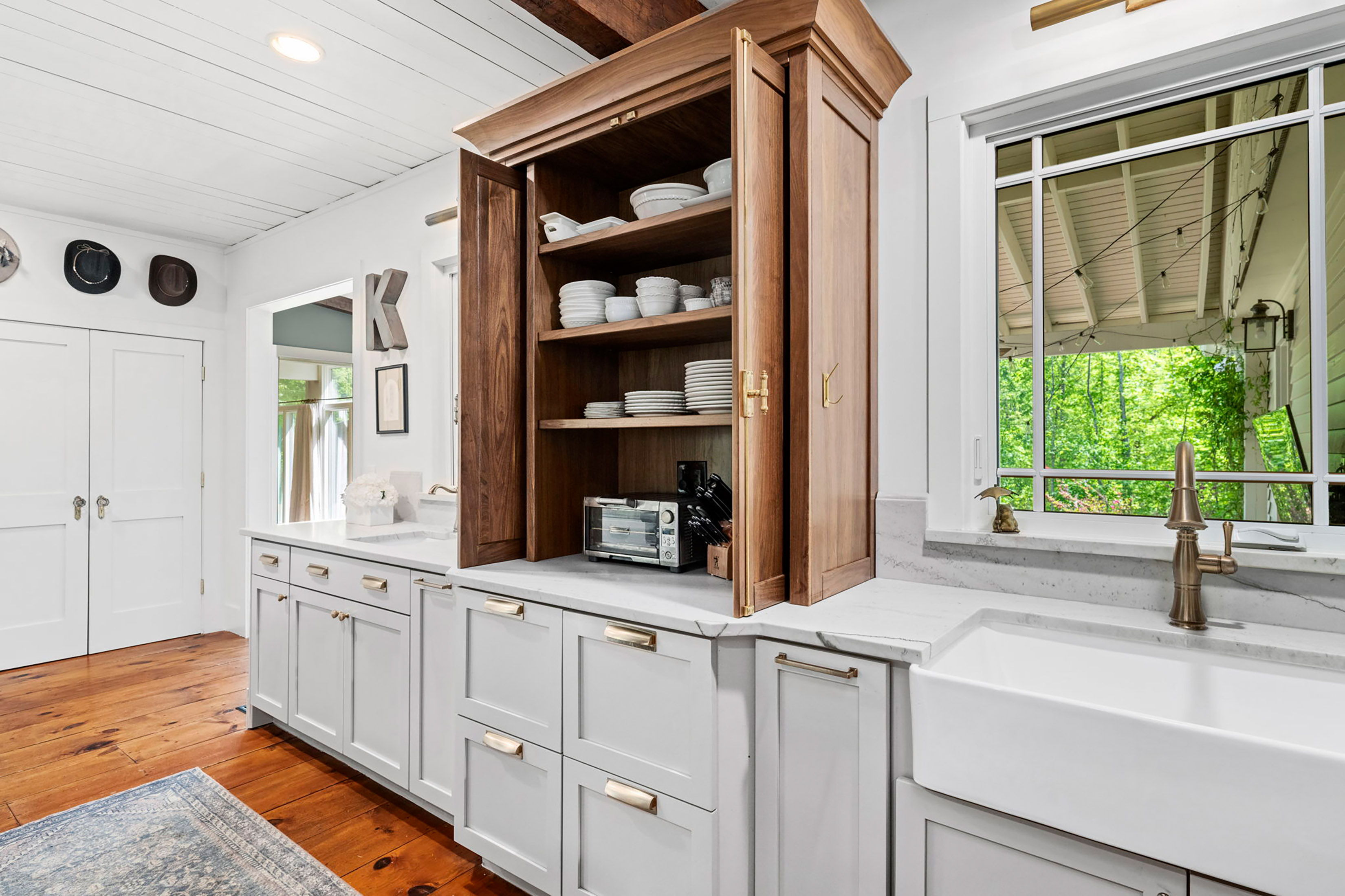  Live Timeless in Coveted Farmhouse on 4+ Private Gated Acres In Roswell - 物件實景